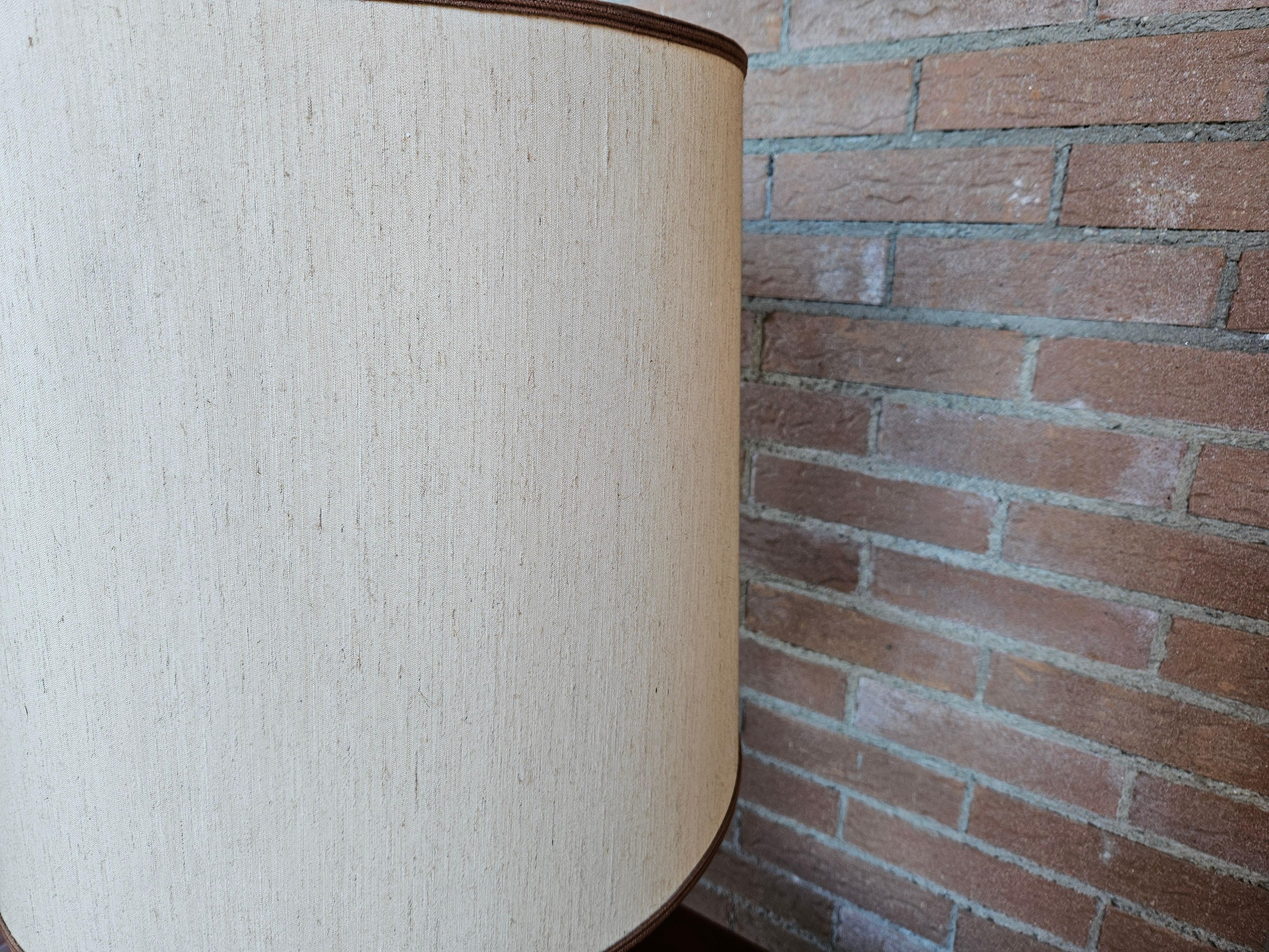 Tissu Lampe de table vintage en céramique blanche avec abat-jour en vente
