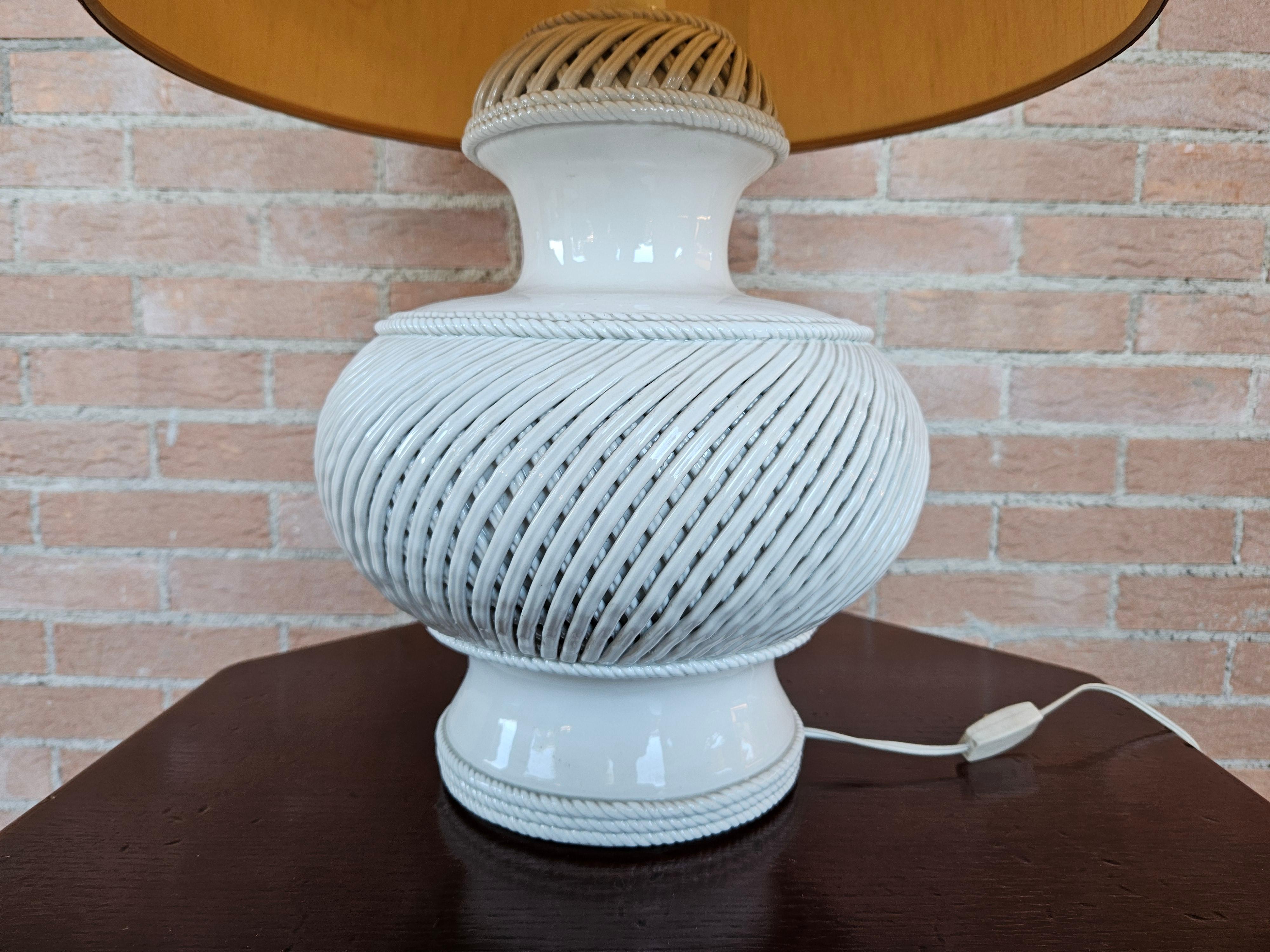 Lampe de table vintage en céramique blanche avec abat-jour en vente 1