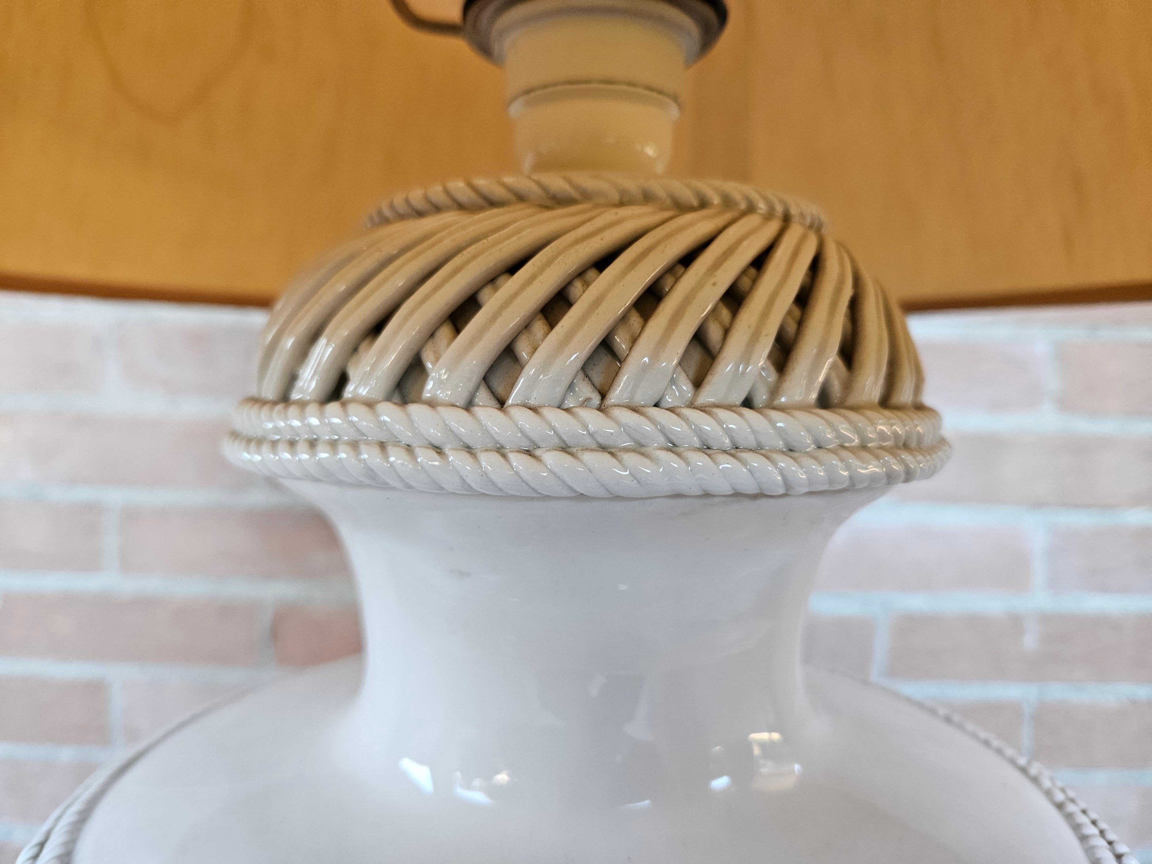 Lampe de table vintage en céramique blanche avec abat-jour en vente 2