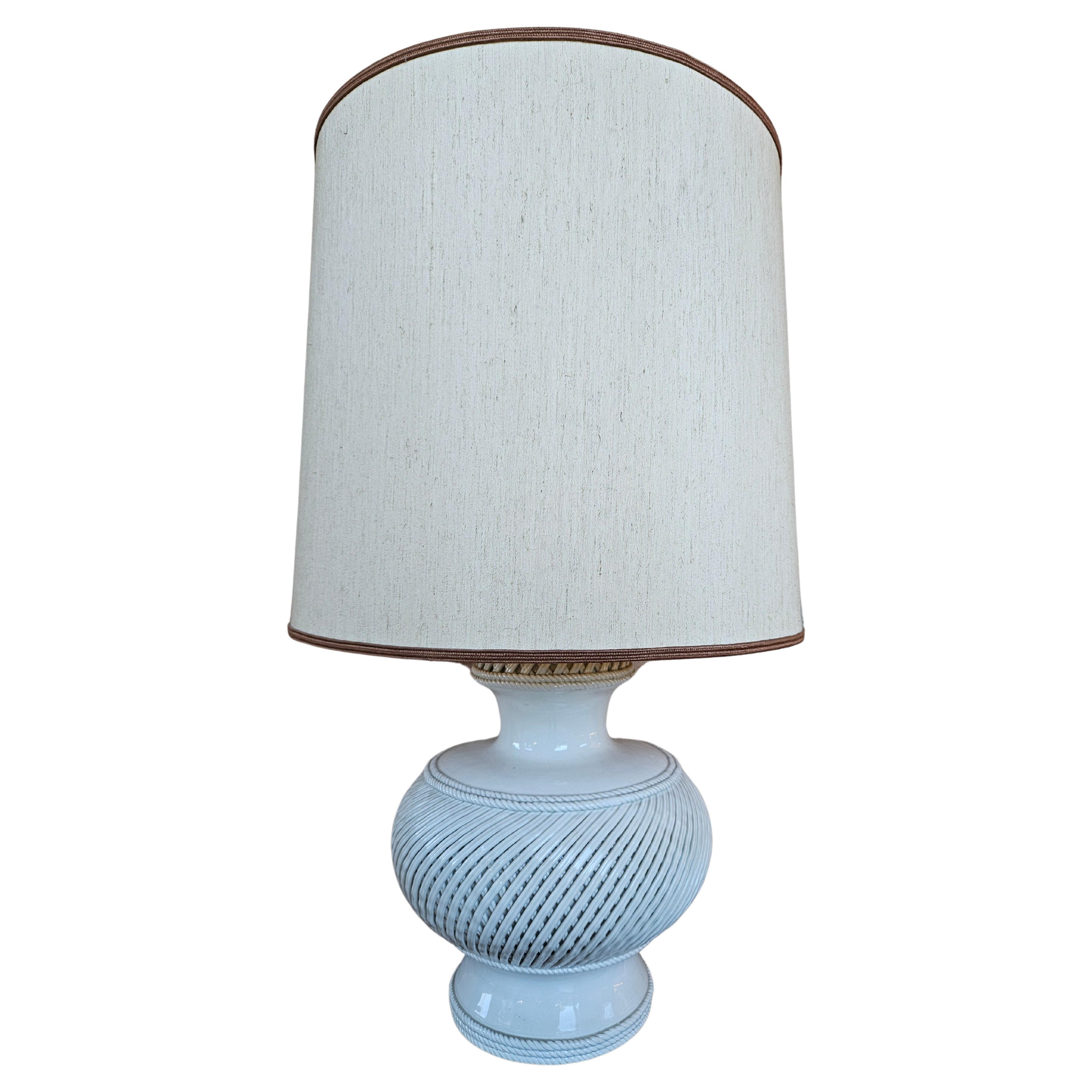 Lampe de table vintage en céramique blanche avec abat-jour en vente