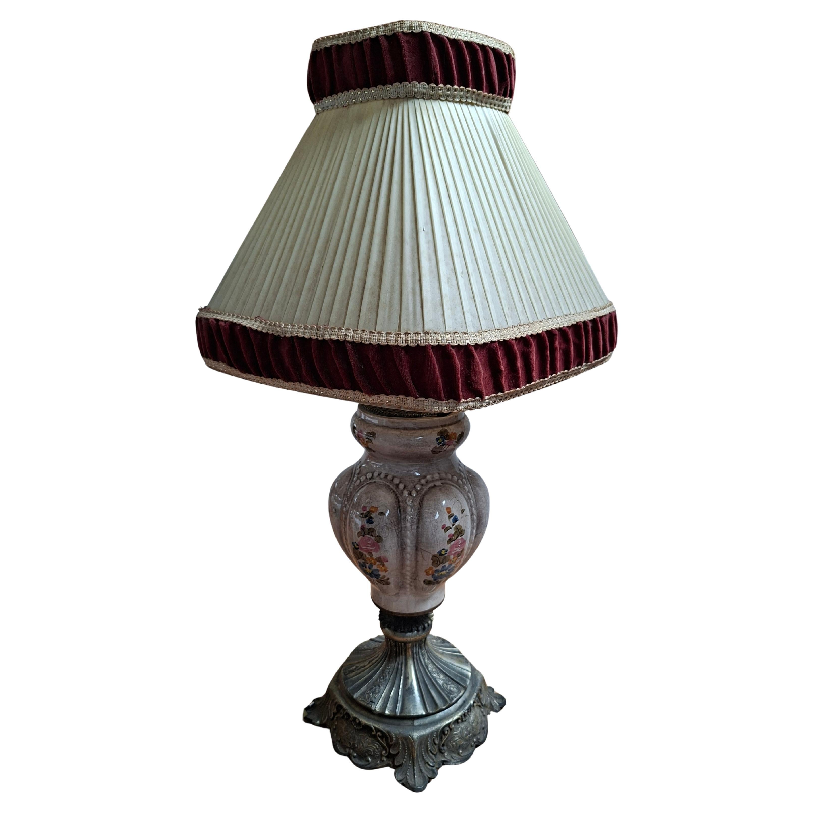 Lampe de table vintage en céramique peinte à la main et velours bordeaux en vente
