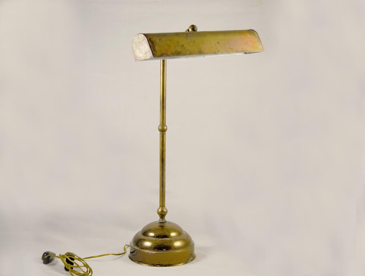 Elegantissima lampada vintage da scrivania in ottone.
Questa lampada da tavolo risale agli anni '40 del secolo scorso. Prodotta in Italia, è in ottone, orientabile tramite un doppio snodo. L' oggetto, interamente originale, si presenta in buone