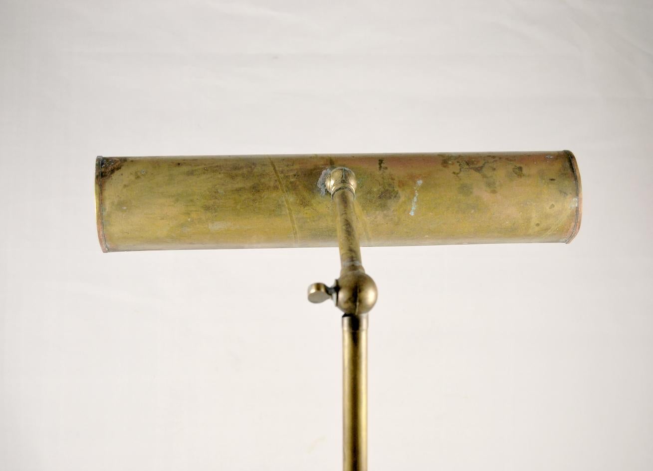 Mid-20th Century Rarissima Lampada da tavolo vintage in ottone For Sale