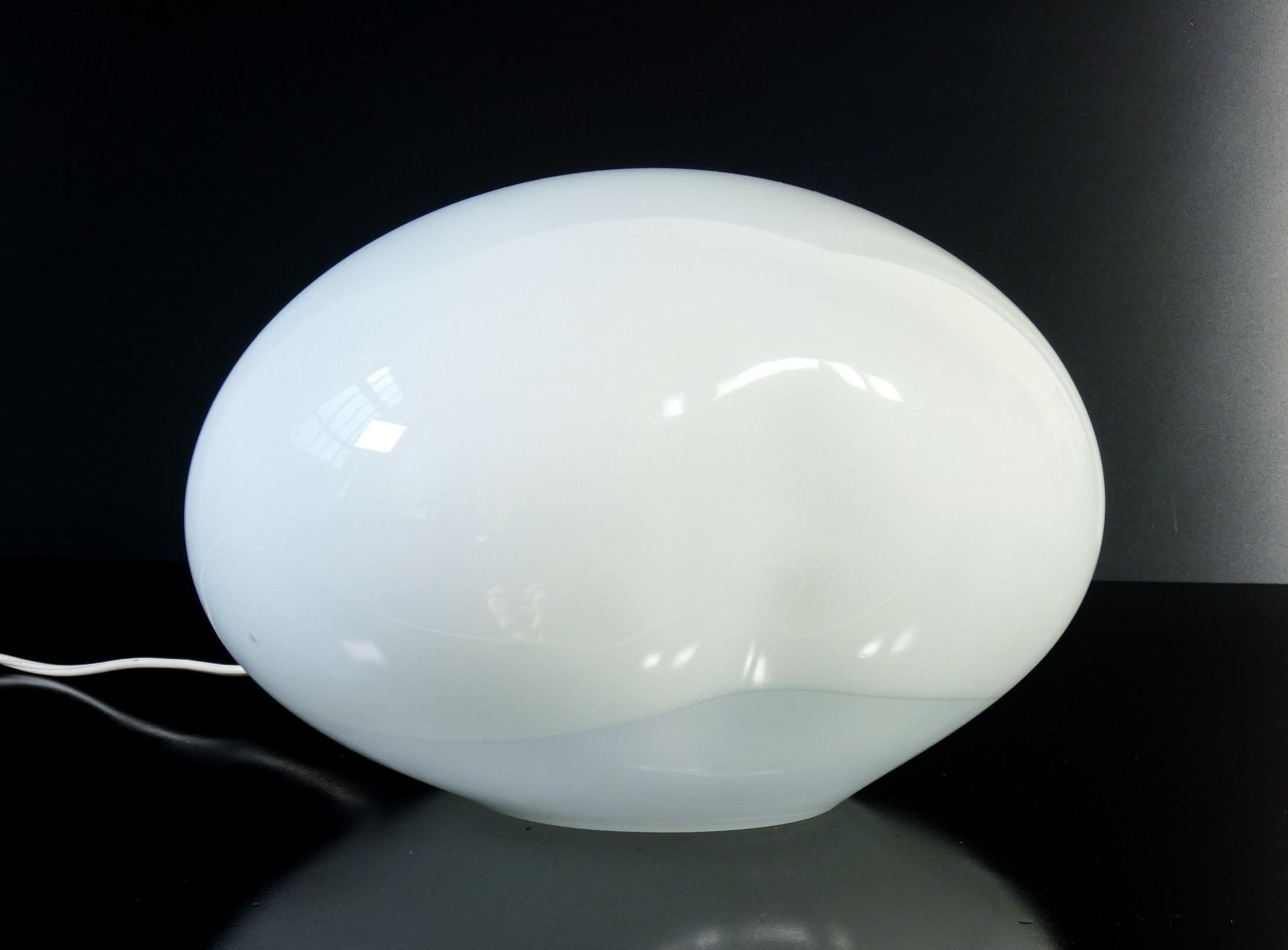 Lampe à poser
VISTOSI
Nessa
en verre soufflé.

ORIGINE
Italie

PÉRIODE
1973

CONCEPTEUR
Gino VISTOSI

MODÈLE
Lampe à poser

MATÉRIAUX
Verre soufflé de Murano

DIMENSIONS
Hauteur : 25 cm
Largeur : 34 cm
Profondeur : 24 cm

CONDITIONS
La lampe est