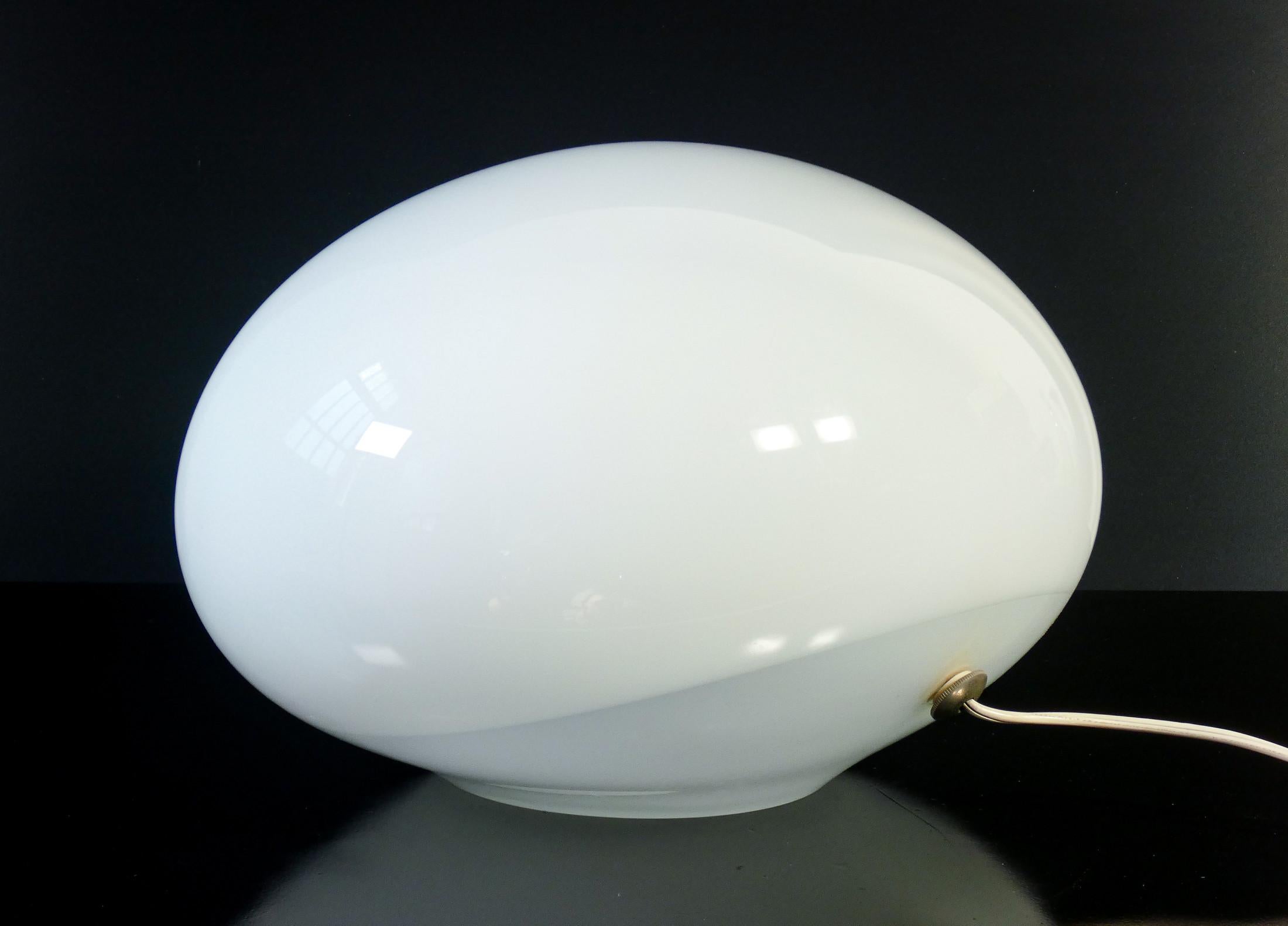 Italian VISTOSI Lampe de table en verre soufflé Nessa. Italie, 1973