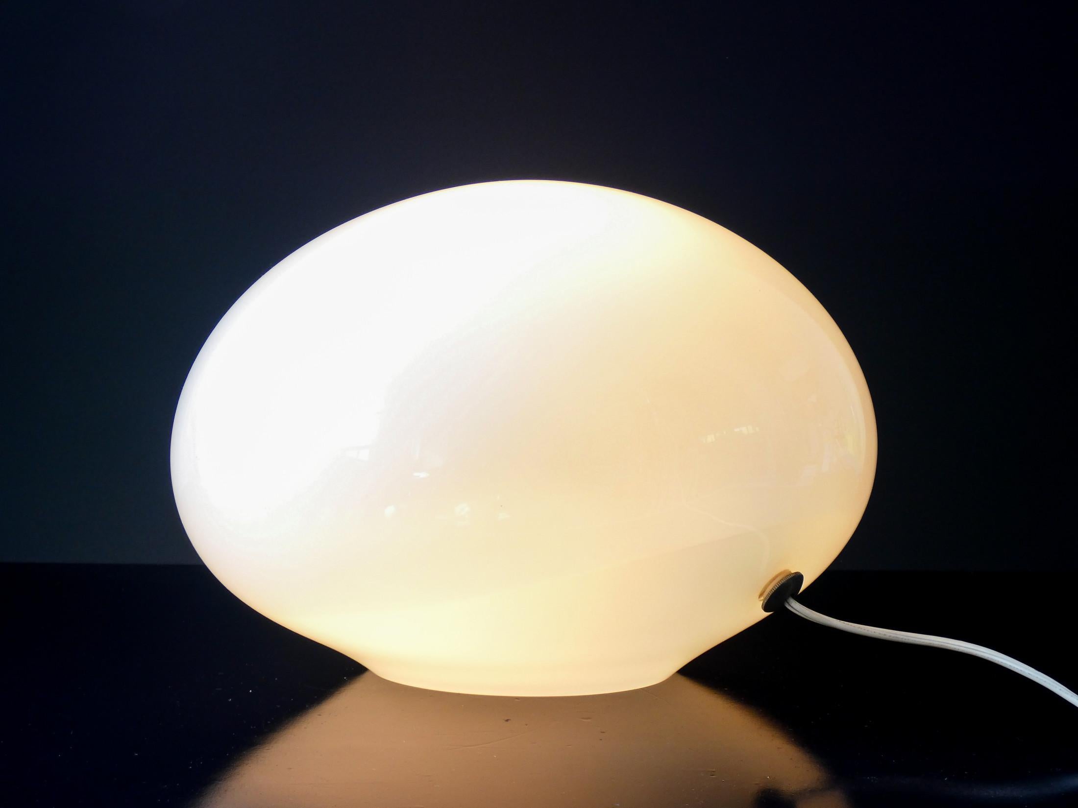 VISTOSI Lampe de table en verre soufflé Nessa. Italie, 1973 Bon état à Torino, IT