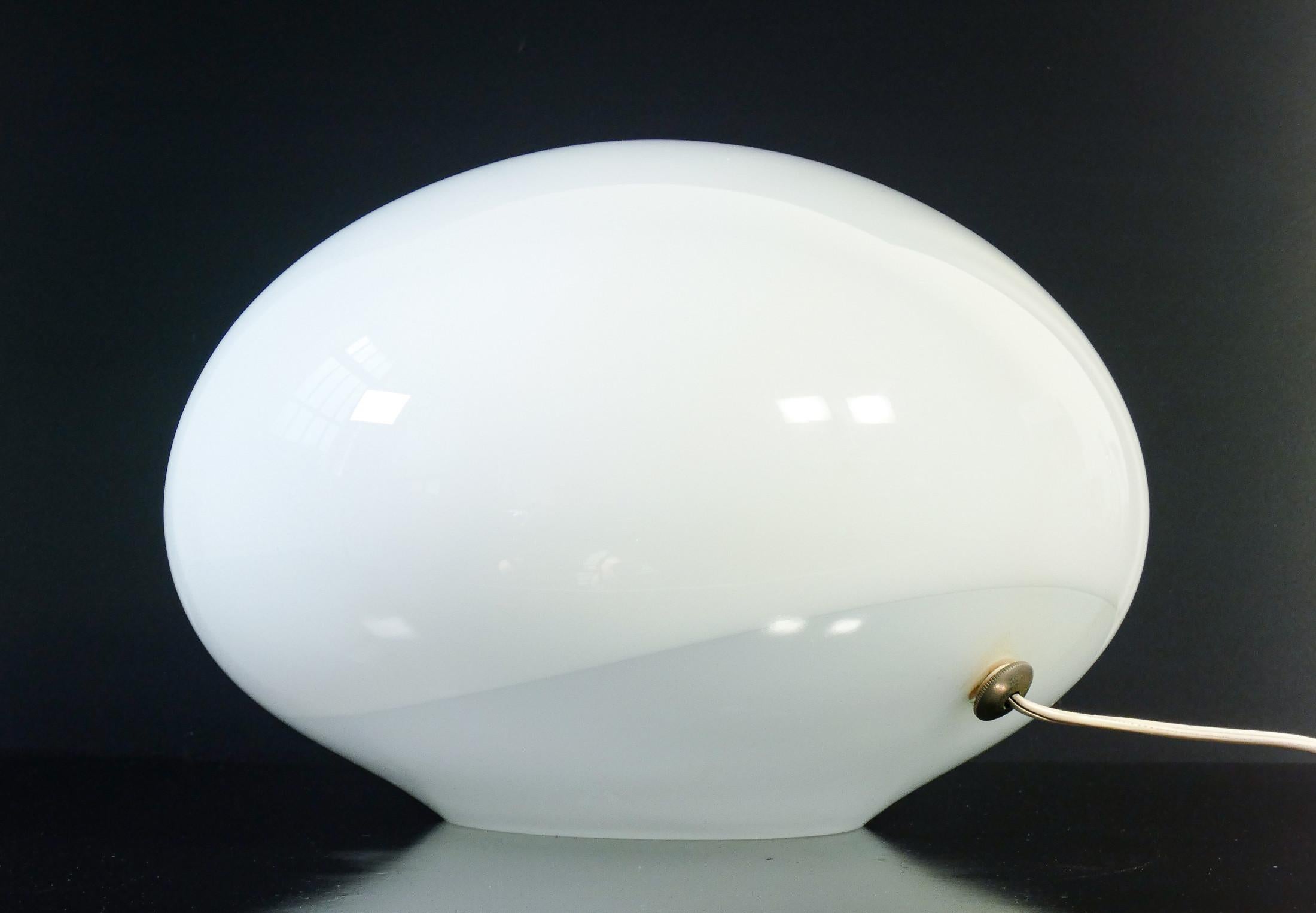 Late 20th Century VISTOSI Lampe de table en verre soufflé Nessa. Italie, 1973