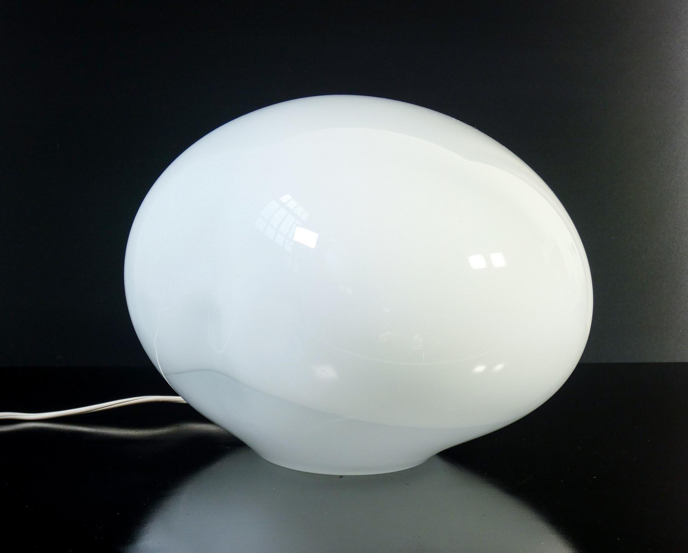 VISTOSI Lampe de table en verre soufflé Nessa. Italie, 1973 3
