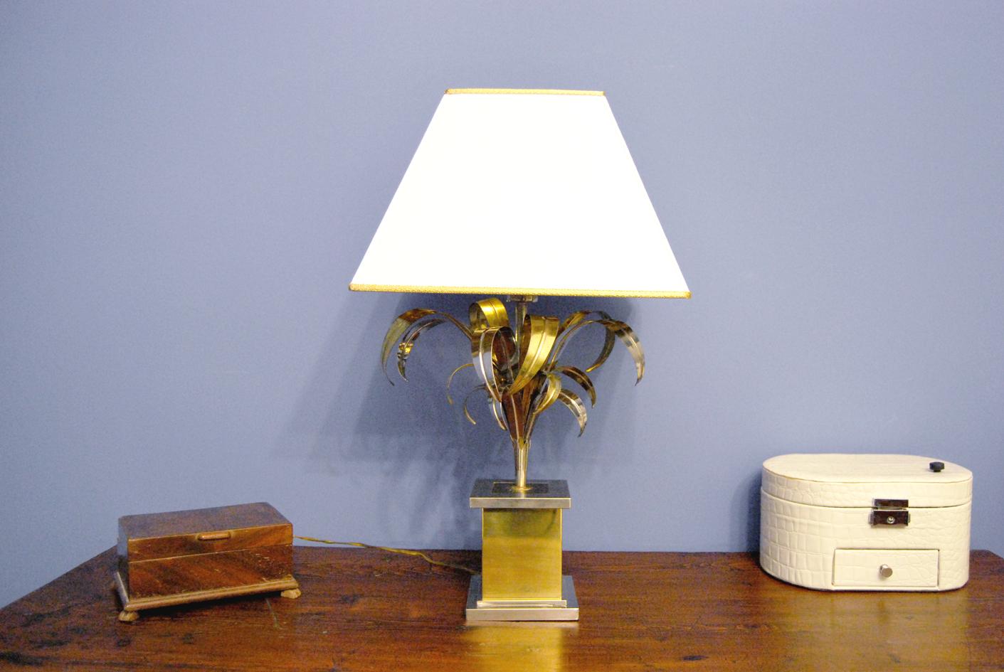 Fabelhafte moderne antike Tischlampe, die Willy Rizzo zugeschrieben wird.
Die Leuchte aus dem Jahr 1960 besteht aus einem quaderförmigen Sockel, aus dem sich ein Stiel mit Blättern in verschiedenen Größen erhebt. 
Das Material besteht aus Messing