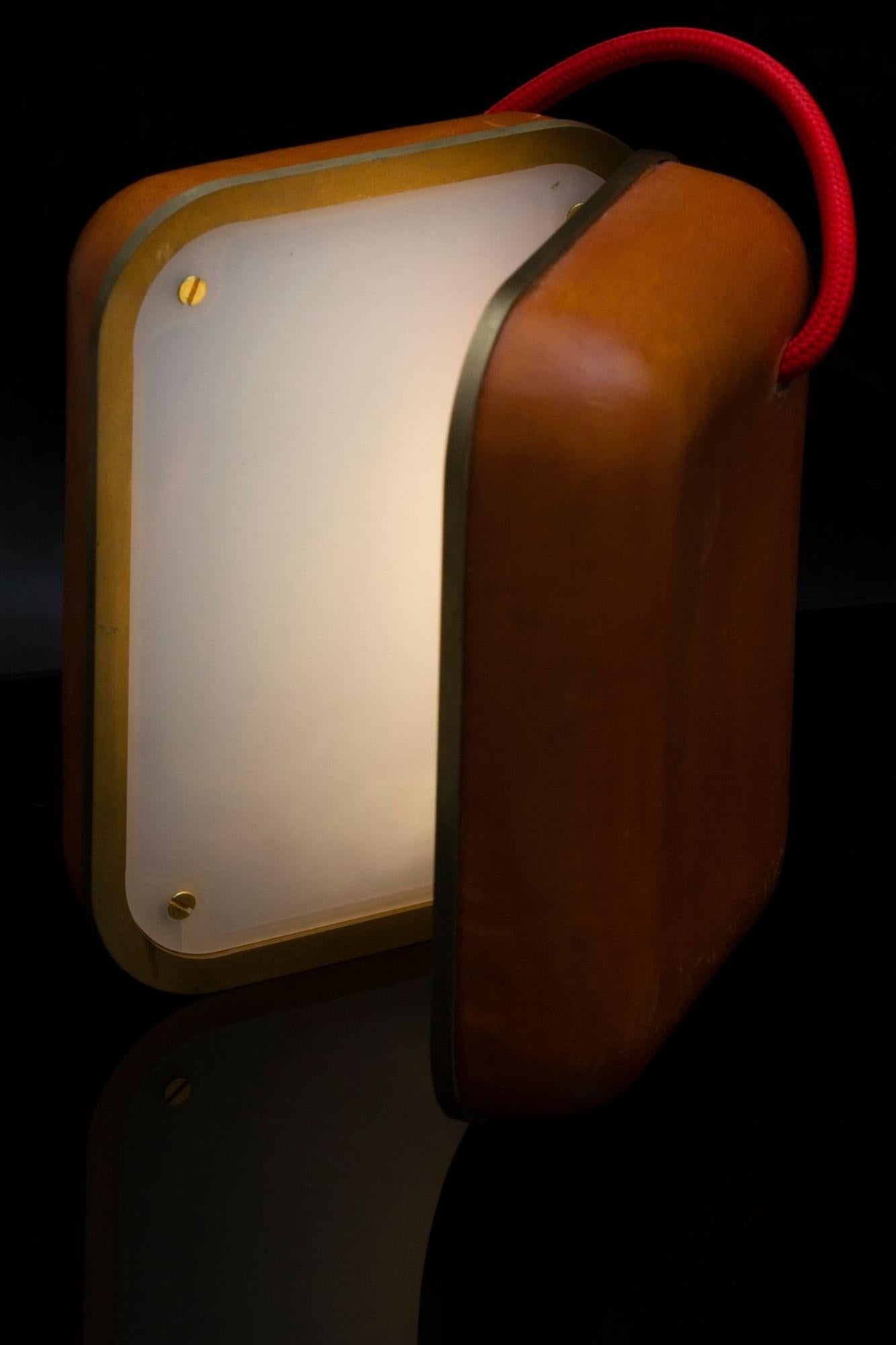 Descubre el compañero de viaje perfecto con nuestra lámpara sin cables Armor Trippy. Ideal para quien siempre está en movimiento, esta pequeña lámpara combina una iluminación de alta calidad con un diseño elegante. Realizadas con una estructura de