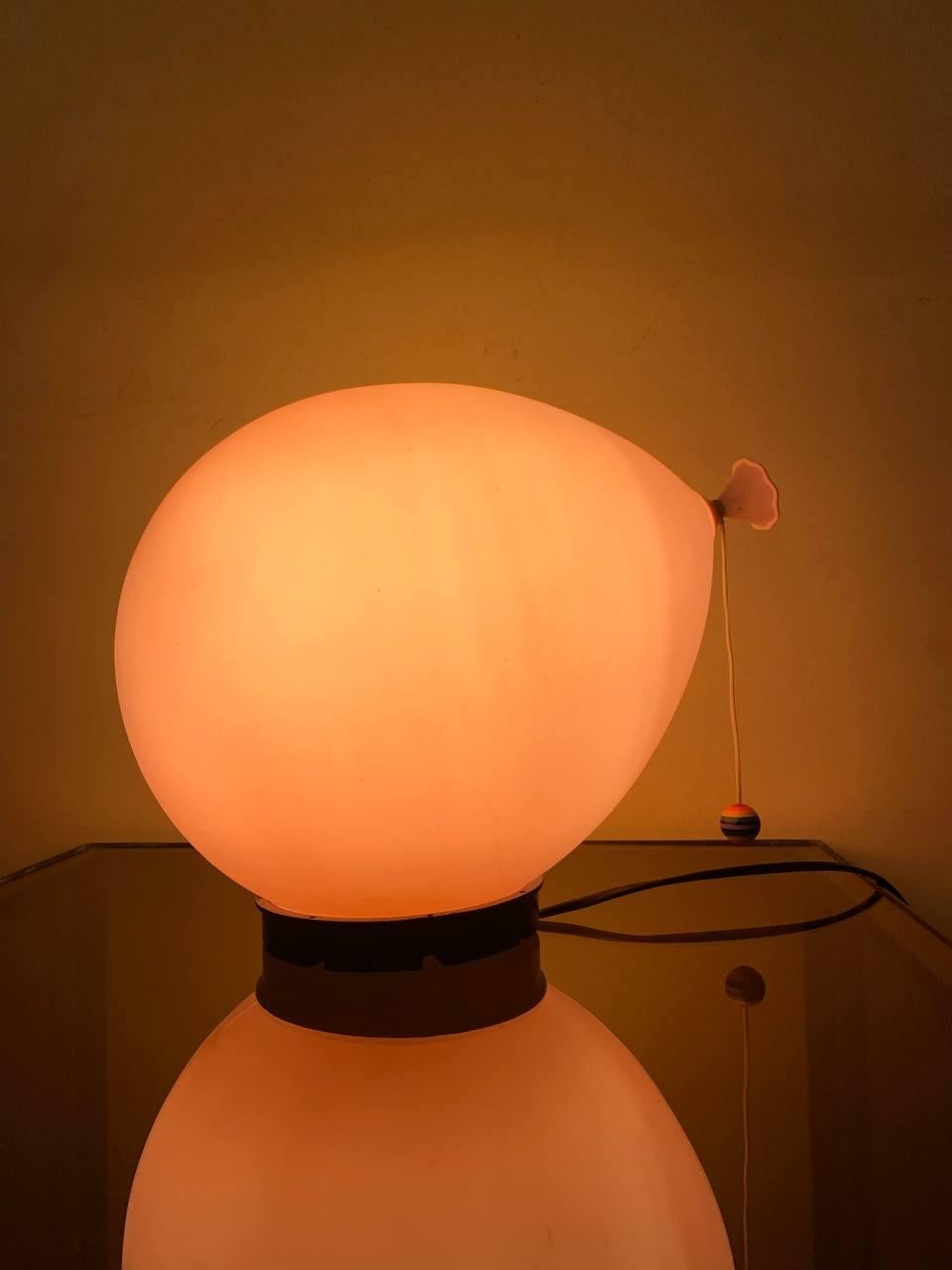 Late 20th Century Lampada da tavolo Yves Christin per Bilumen, in plastica anni '70, Italia in vendita