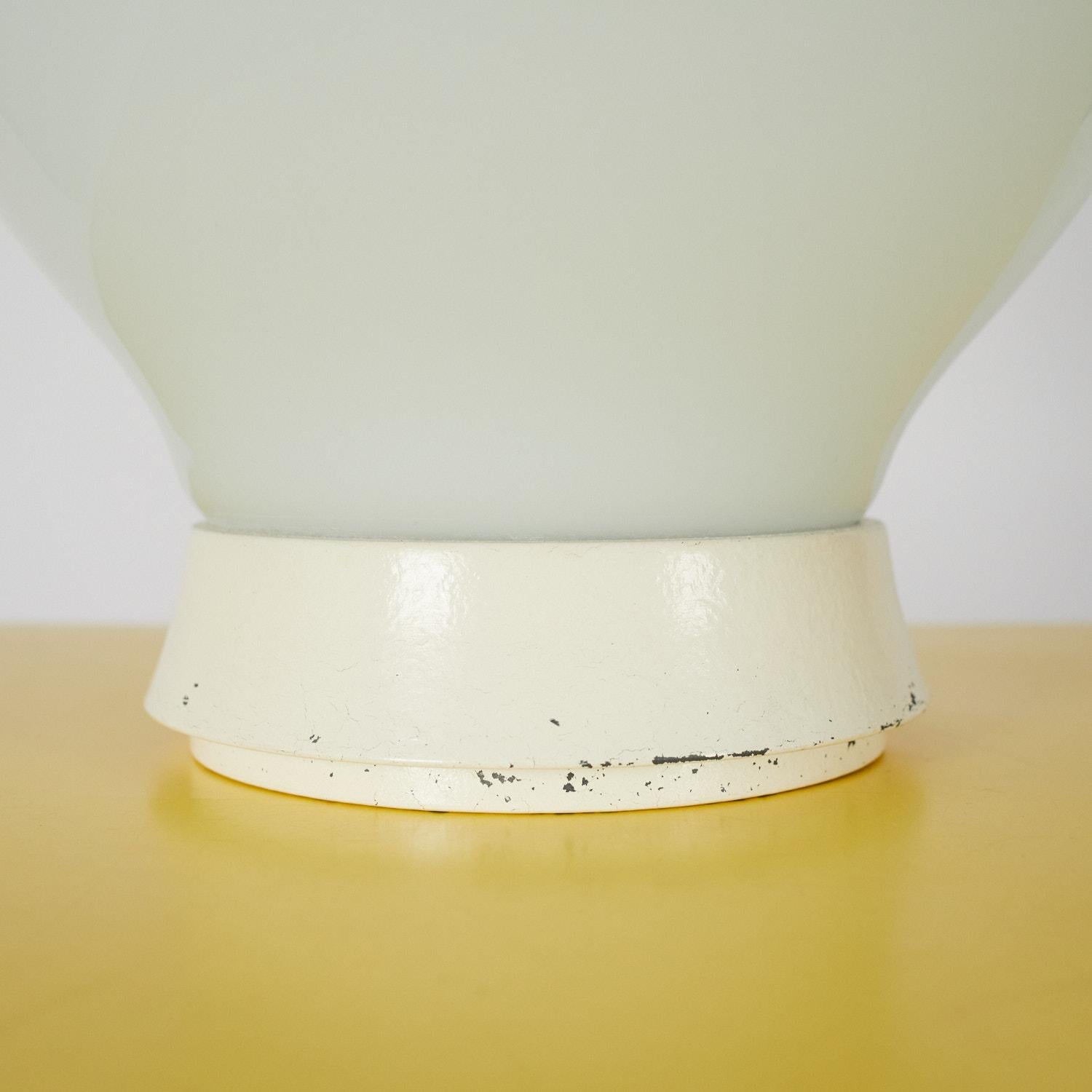 Lampada da tavolo in vetro di Murano, base in fusione. Disegnata da Claudio Salocchi nel 1969 per Lumenform, oggetto storico in condizioni originali e funzionante.