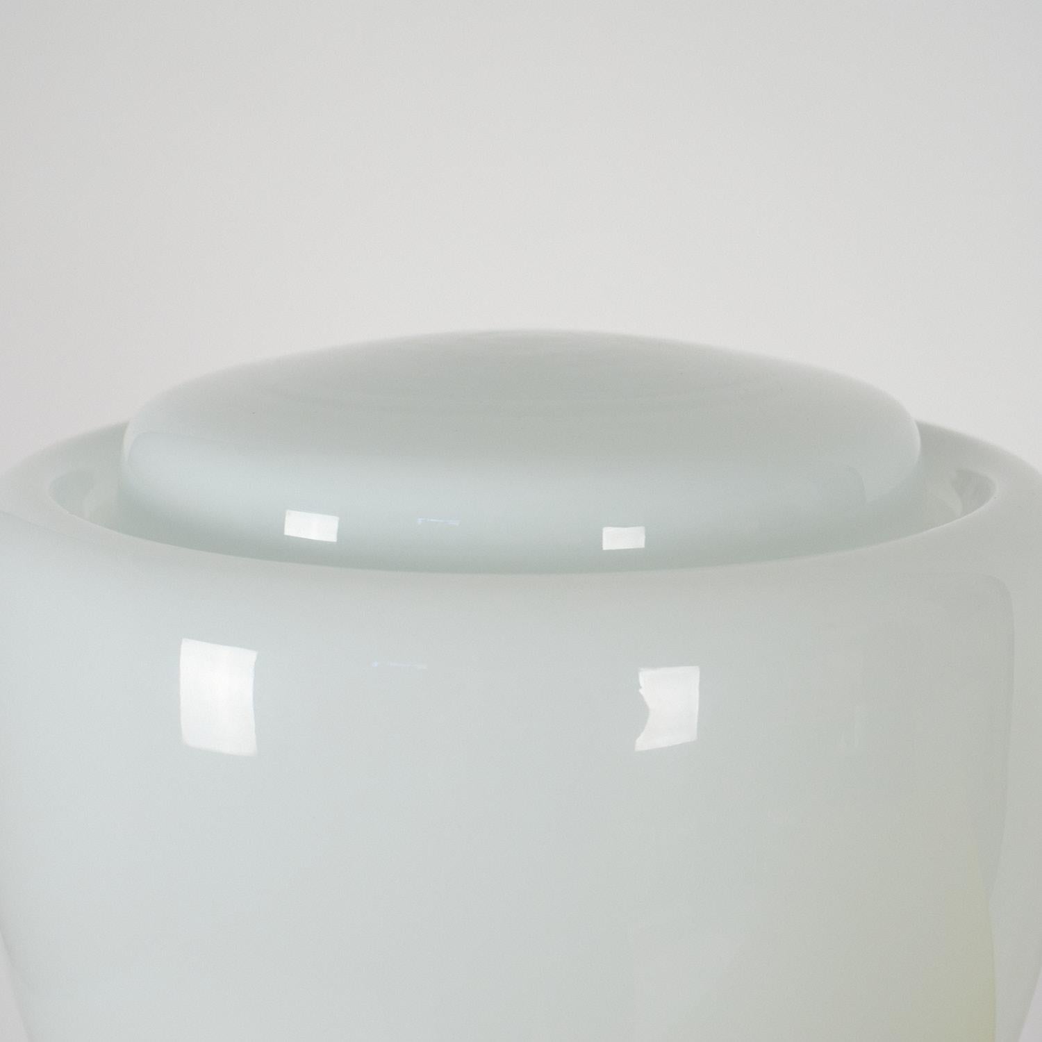 Lampada da tavolomod. Elisse in vetro bianco di Murano, des. Claudio Salocchi In Fair Condition For Sale In Milan, IT