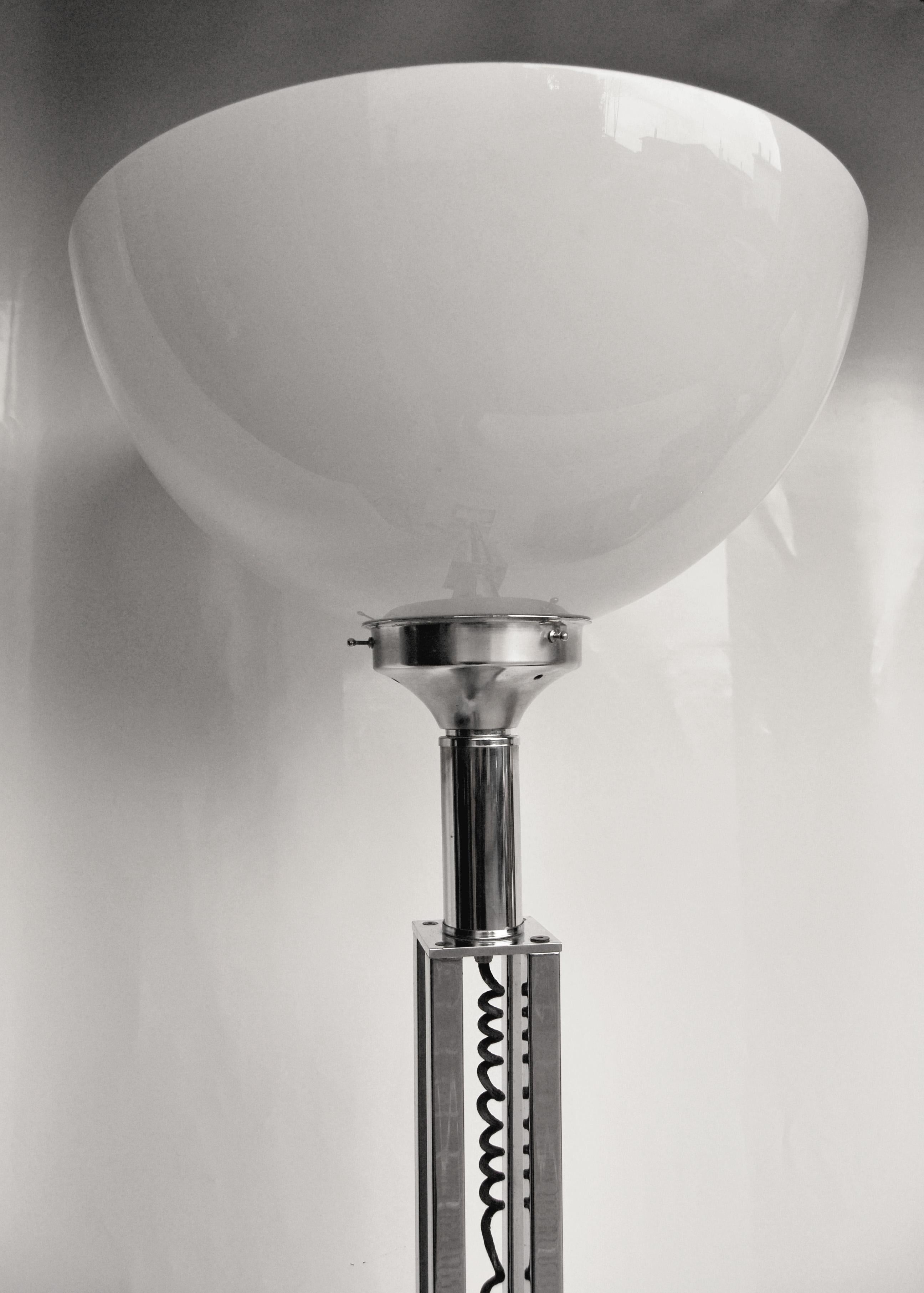 Preciosa lámpara de pie, modernizada en 1970.
Estructura de hierro cromado, parábola de metacrilato termoformado. Iluminación con una sola bombilla. 
Intacto en todas sus partes, el cromado presenta algunos defectos debidos al paso del tiempo.
Muy