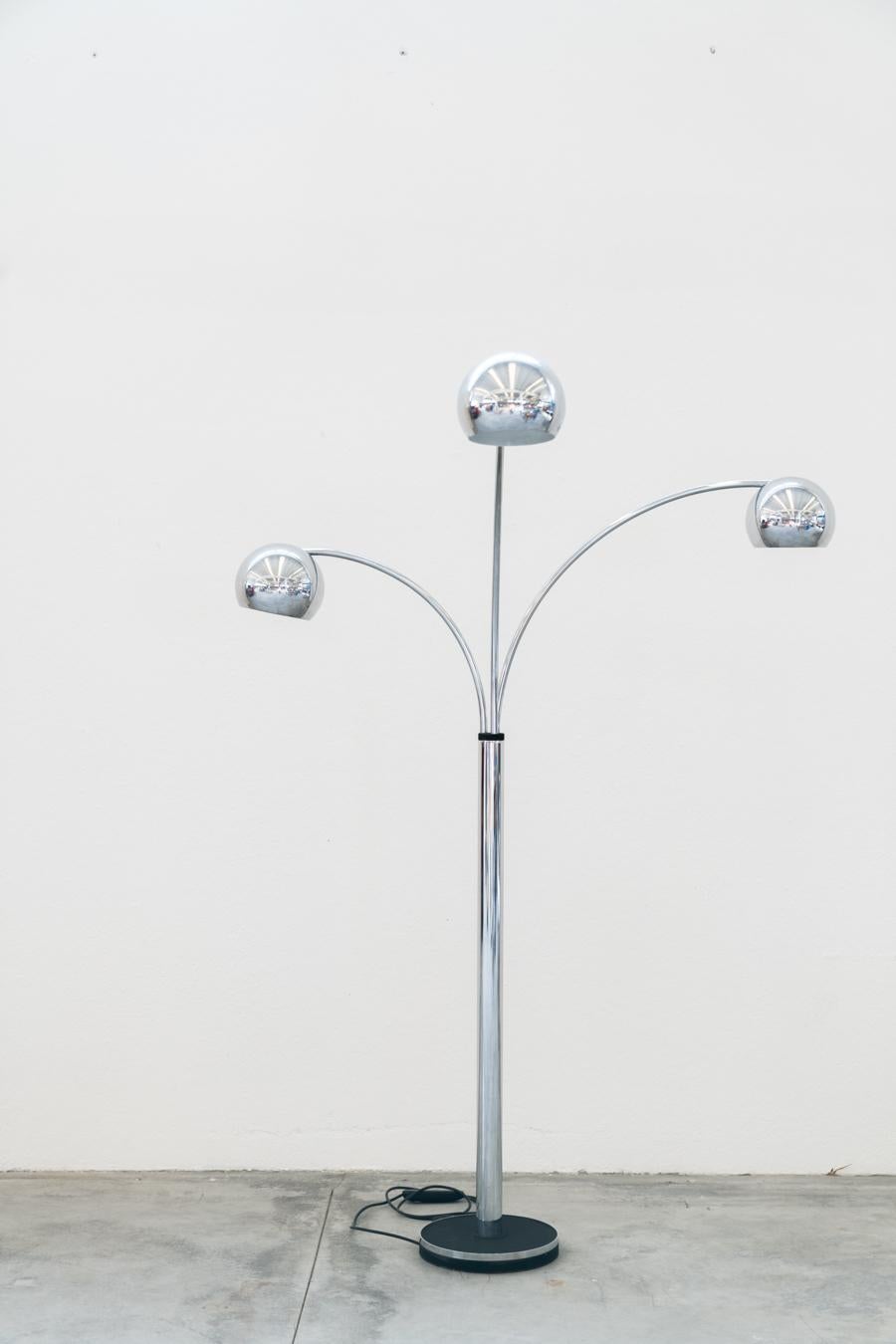 Reggiani 1970 lampadaire à 3 bras
Lampadaire, lampadaire à 3 lumières en laiton avec base en fonte peinte. Produite par Reggiani dans les années 1970, originale à l'époque, elle se compose d'une base en fer, d'un tube central, de 3 bras et de