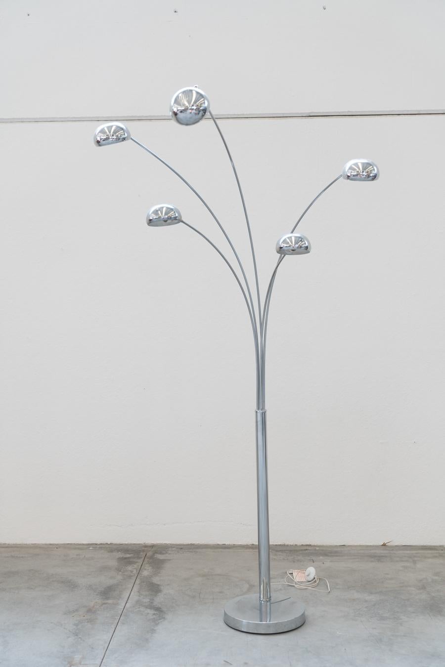 Floor lamp 5 arms Dominioni 1970
Arcuate floor lamp with original design. It is a choice 	perfect for bringing a touch of retro to the living room or bedroom 	bedroom. Made of durable metal, equipped with 5 arms 	adjustable. The solid base offers