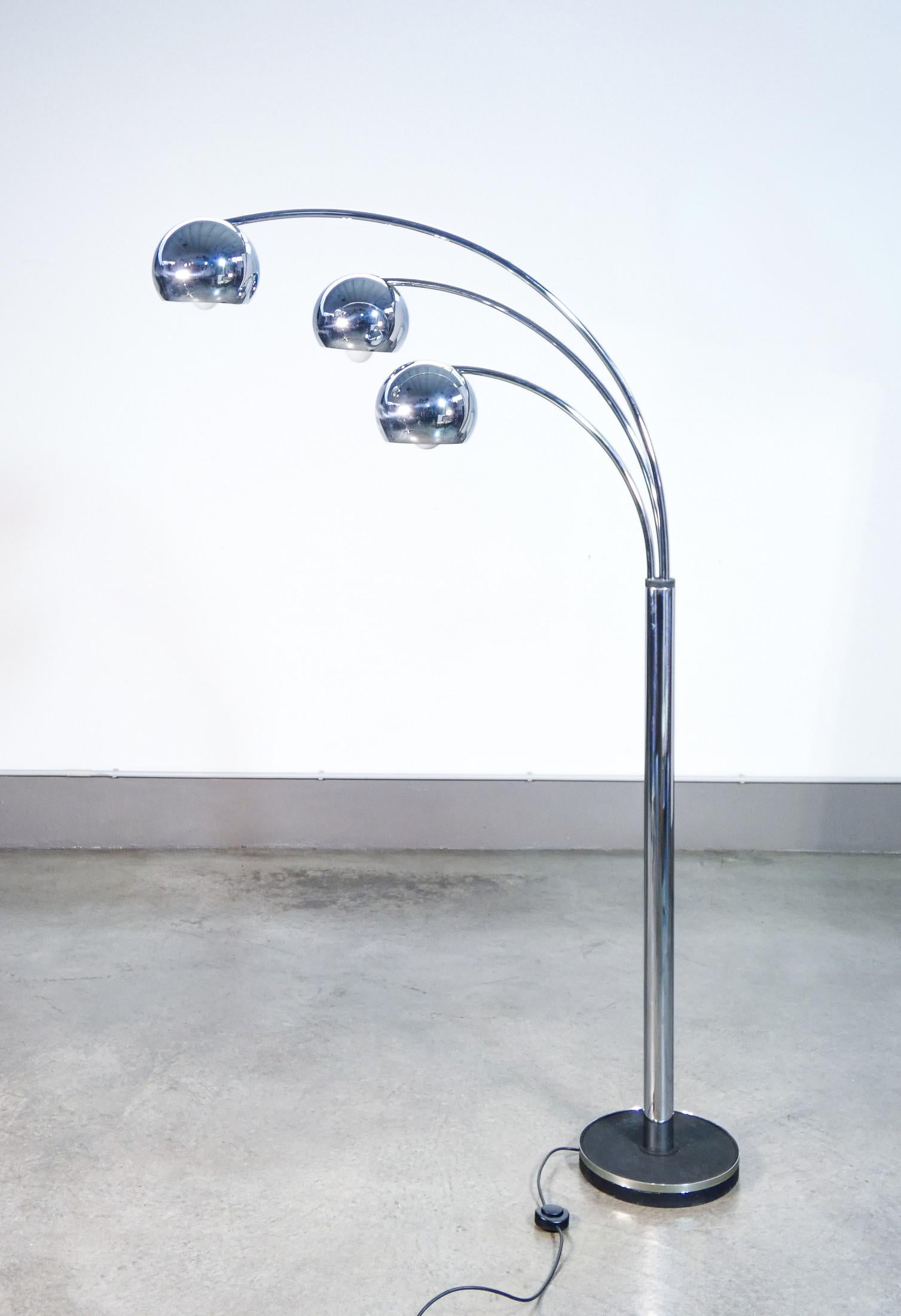 Floor lamp
three-lumen,
rEGGIANI design,
chromed metal
and cast iron base.

ORIGIN
Italy

PERIOD
1970s

DESIGNER
G. REGGIANI

MODEL
Floor lamp
with three pivoting arms

MATERIALS
Chromed metal,
cast iron base

DIMENSIONS
Height:- 193cm
Width: 110