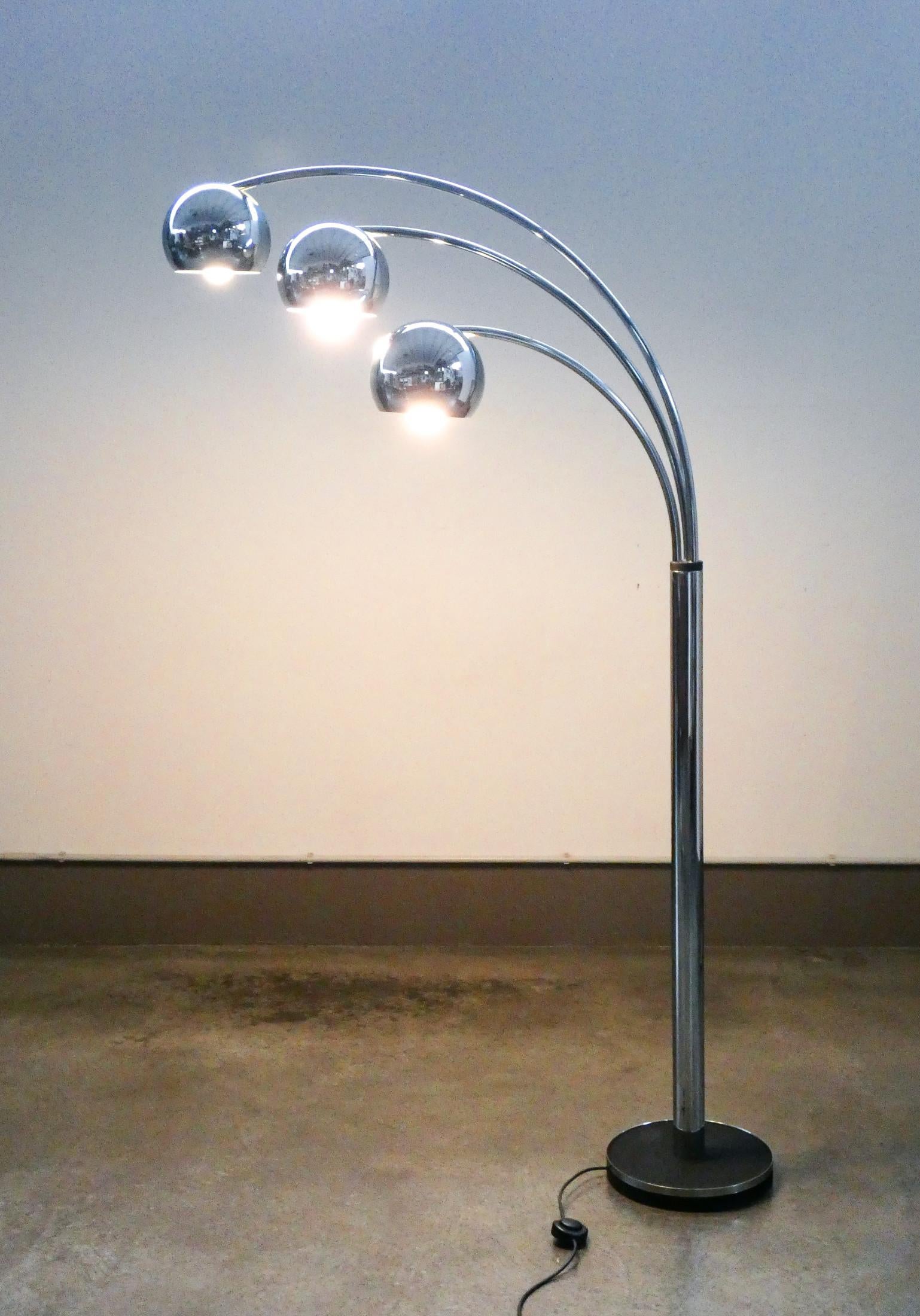 Italian Three-lumen floor lamp, design REGGIANI, made of chrome-plated metal. 1970s For Sale