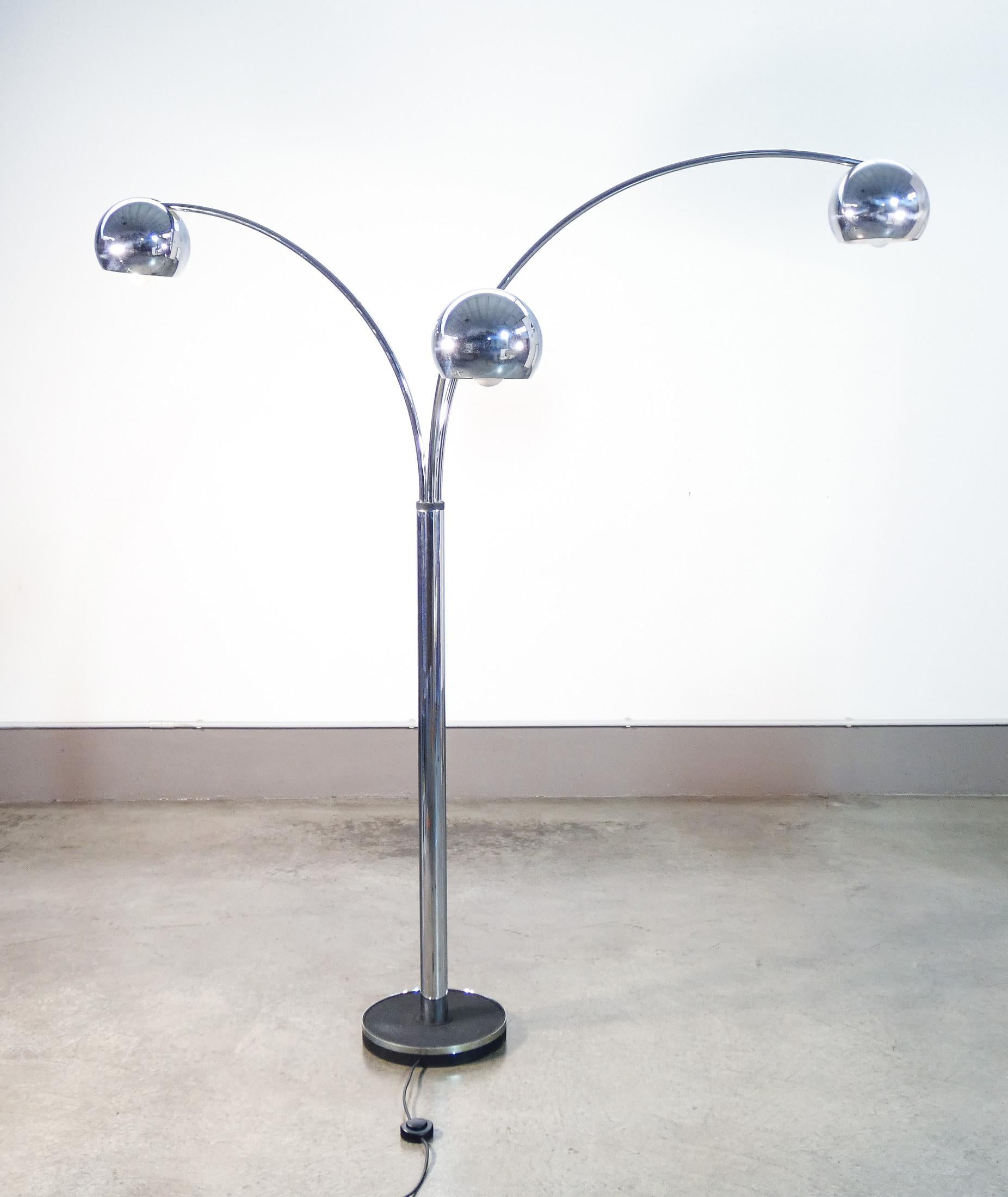 Three-lumen floor lamp, design REGGIANI, made of chrome-plated metal. 1970s In Good Condition For Sale In Torino, IT