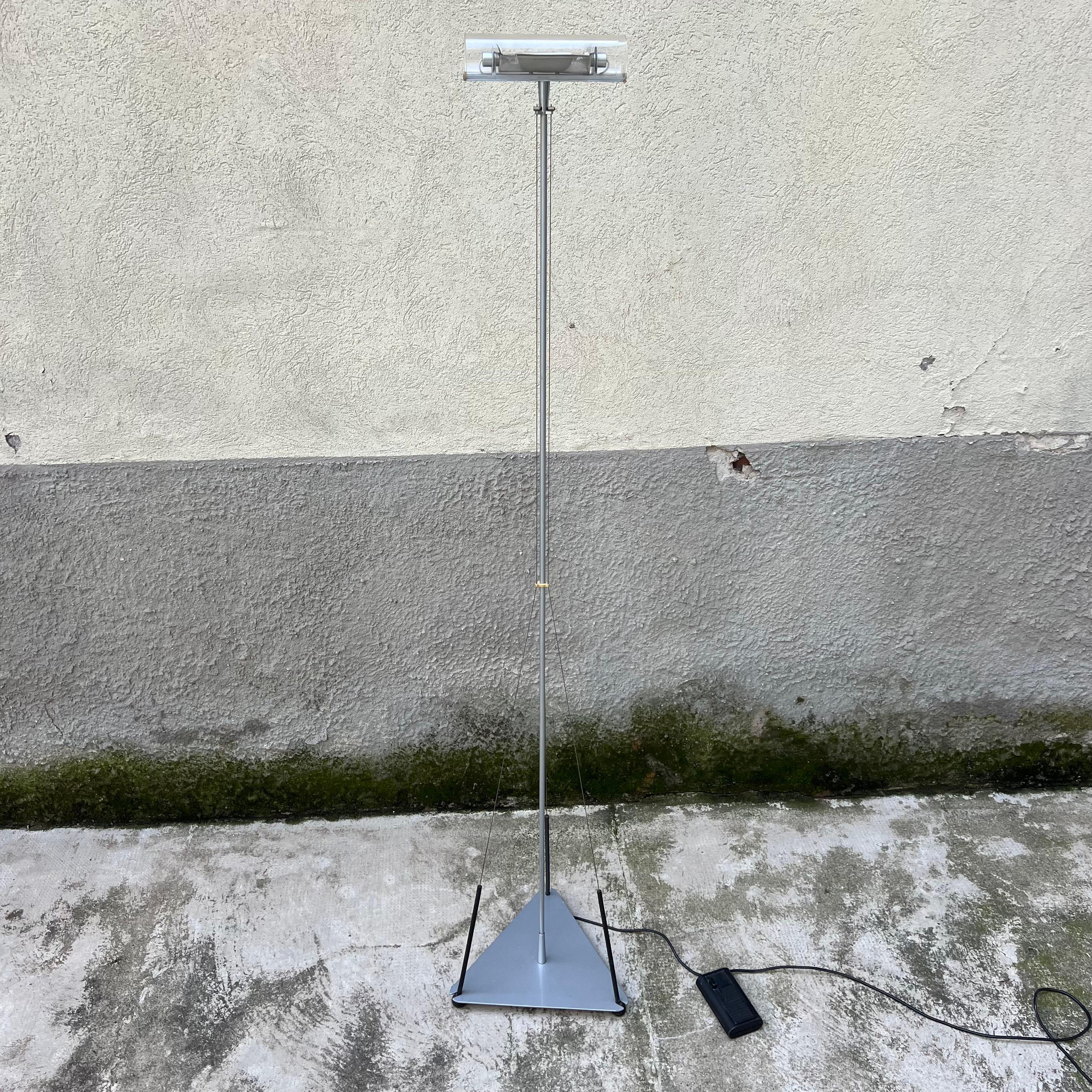 Producida por Gianfranco Frattini, Acheo es una lámpara de pie de Artemide con un diseño vintage y retro, ideal para los amantes de las antigüedades modernas. La lámpara vintage data de la década de 1990. El producto es de acero pintado y el difusor