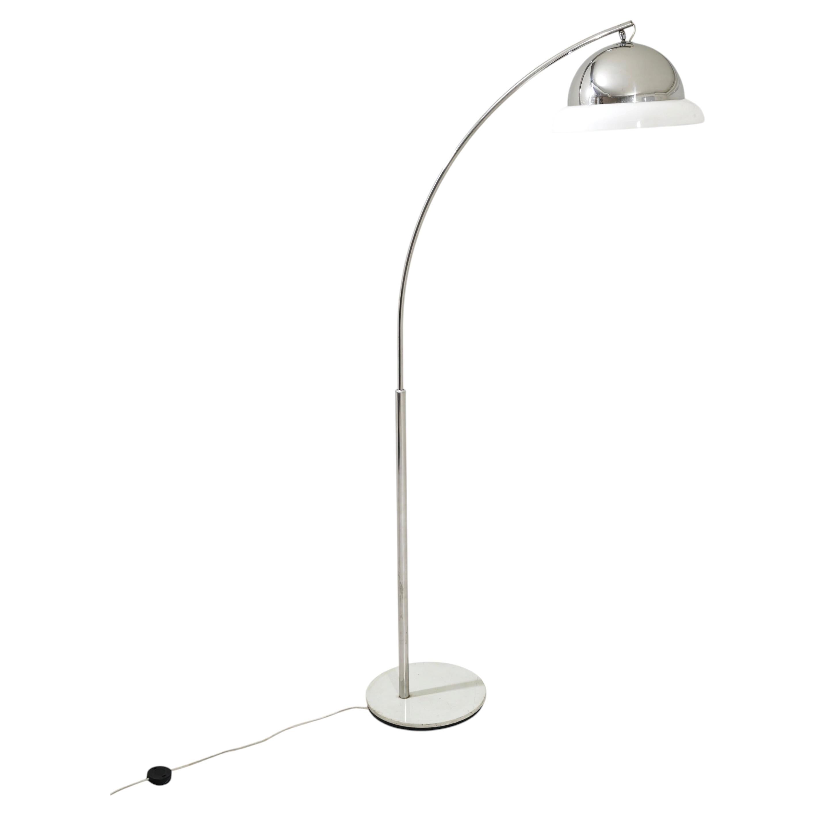 Lampada da terra ad arco in ottone cromato e plexiglass Italia 70s Mid-Century in vendita