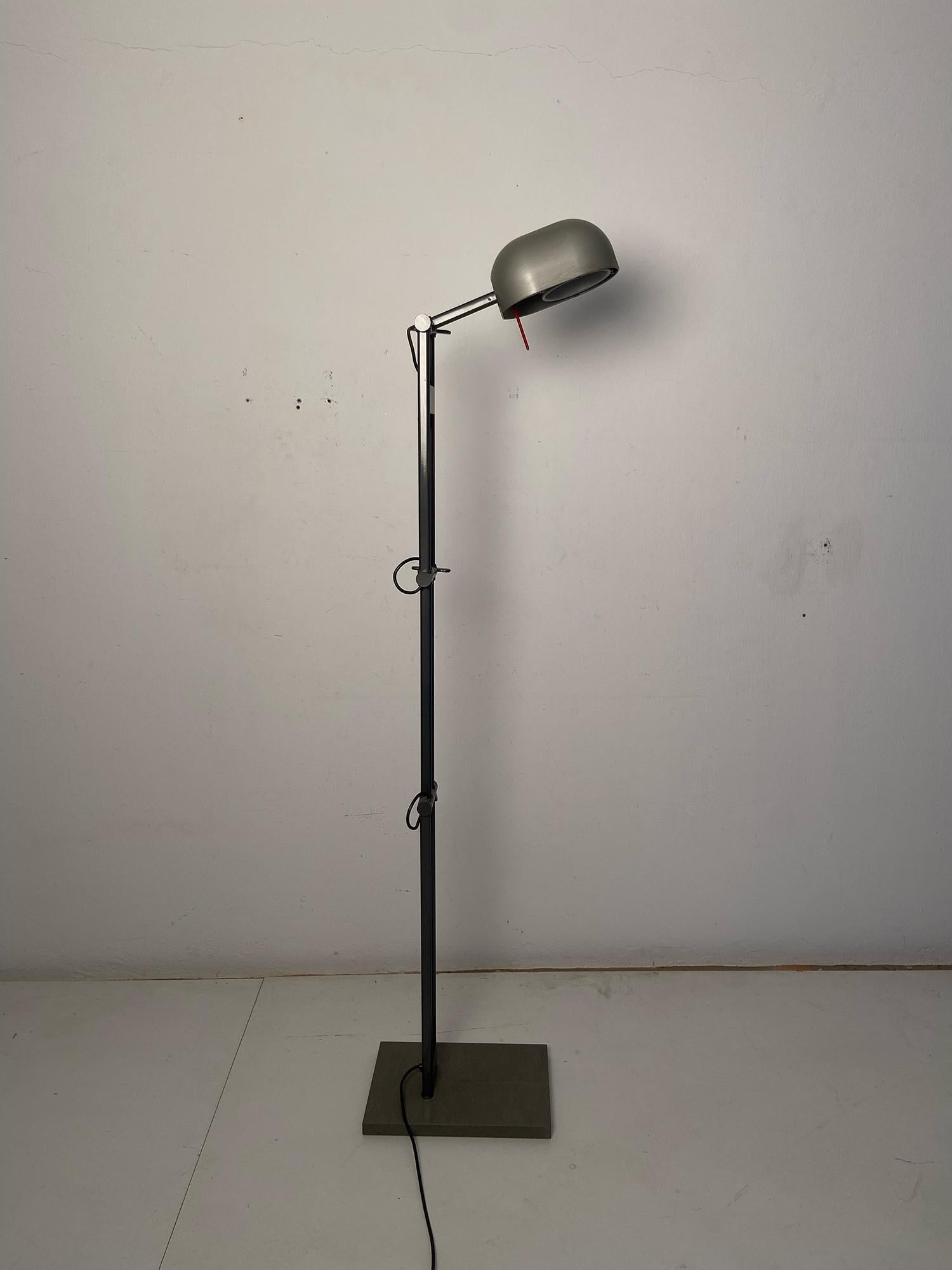 Lampada da terra Adone disegnata da CP & CR Associati e prodotta da Artemide, Italia, negli anni 80. La sua particolarità si ritrova nella struttura e inclinazione regolabile, capace di essere adattata a qualsiasi ambiente e necessità. La lampada