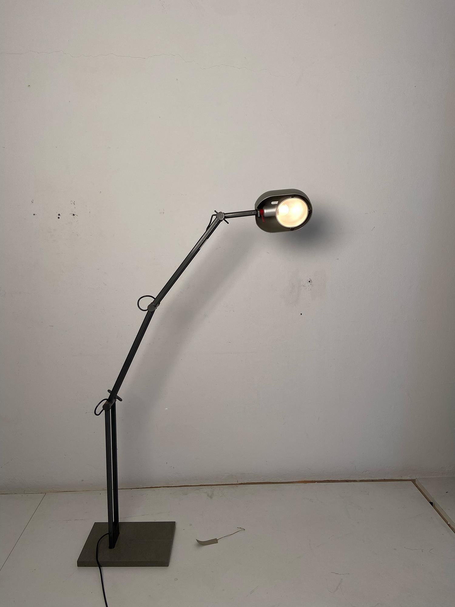 Lampada da terra Adone di CP & CR Associati e prodotta da Artemide, anni 80. In condizioni ottime in vendita a Ravenna, IT