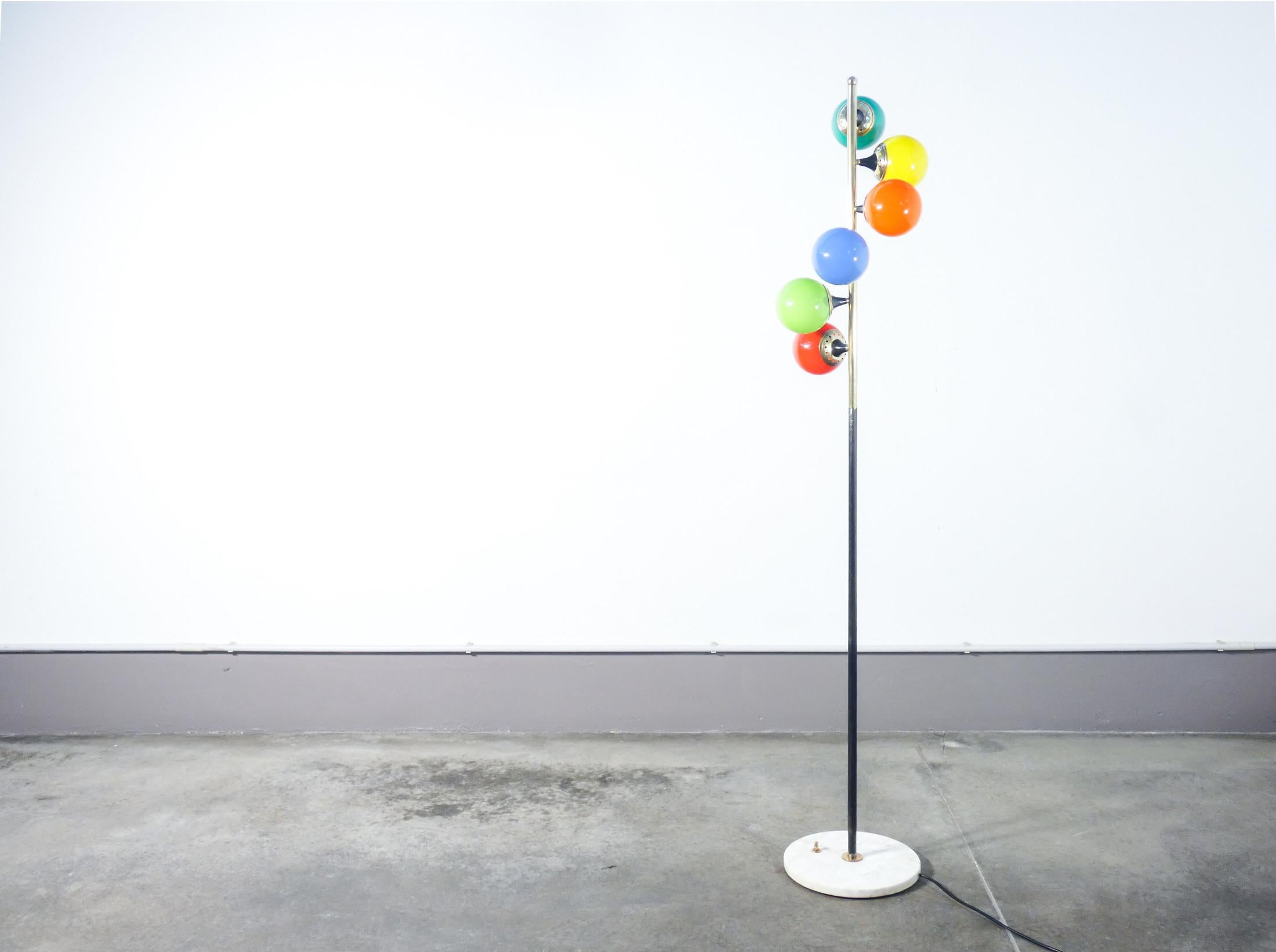Lampada da terra
Alberello
design Stil/One.
Accès à trois heures.

ORIGINE
Italie

PERIODO
Anni 60

MARCA
Stilnovo

MODELLO
Alberello

MATÉRIEL
Métal laqué et ottone, diffuseurs en vert coloré, base en marbre

DIMENSIONI
H 175 cm
Ø 30