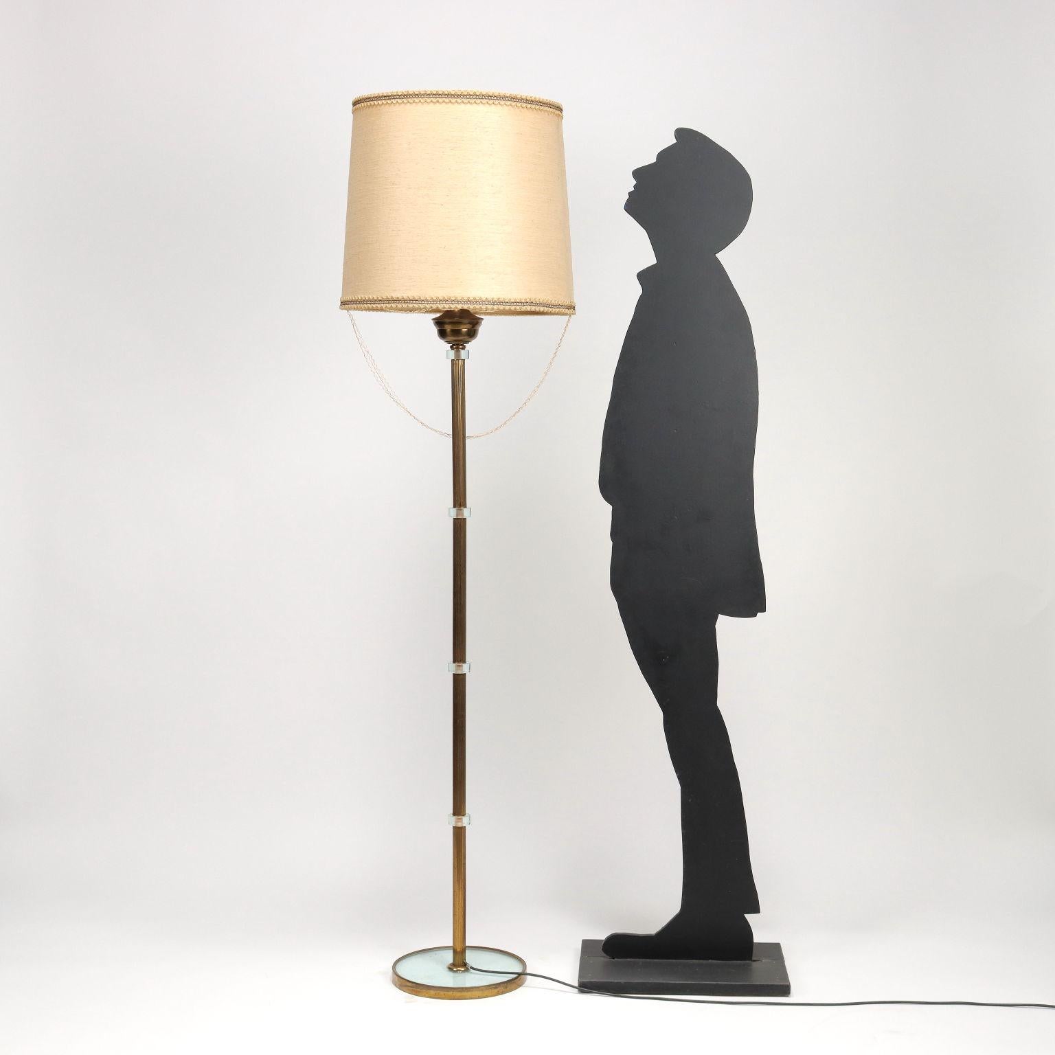 Stehlampe aus Messing und Glas, Lampenschirm  ist aus kunststoffbeschichtetem Gewebe gefertigt.