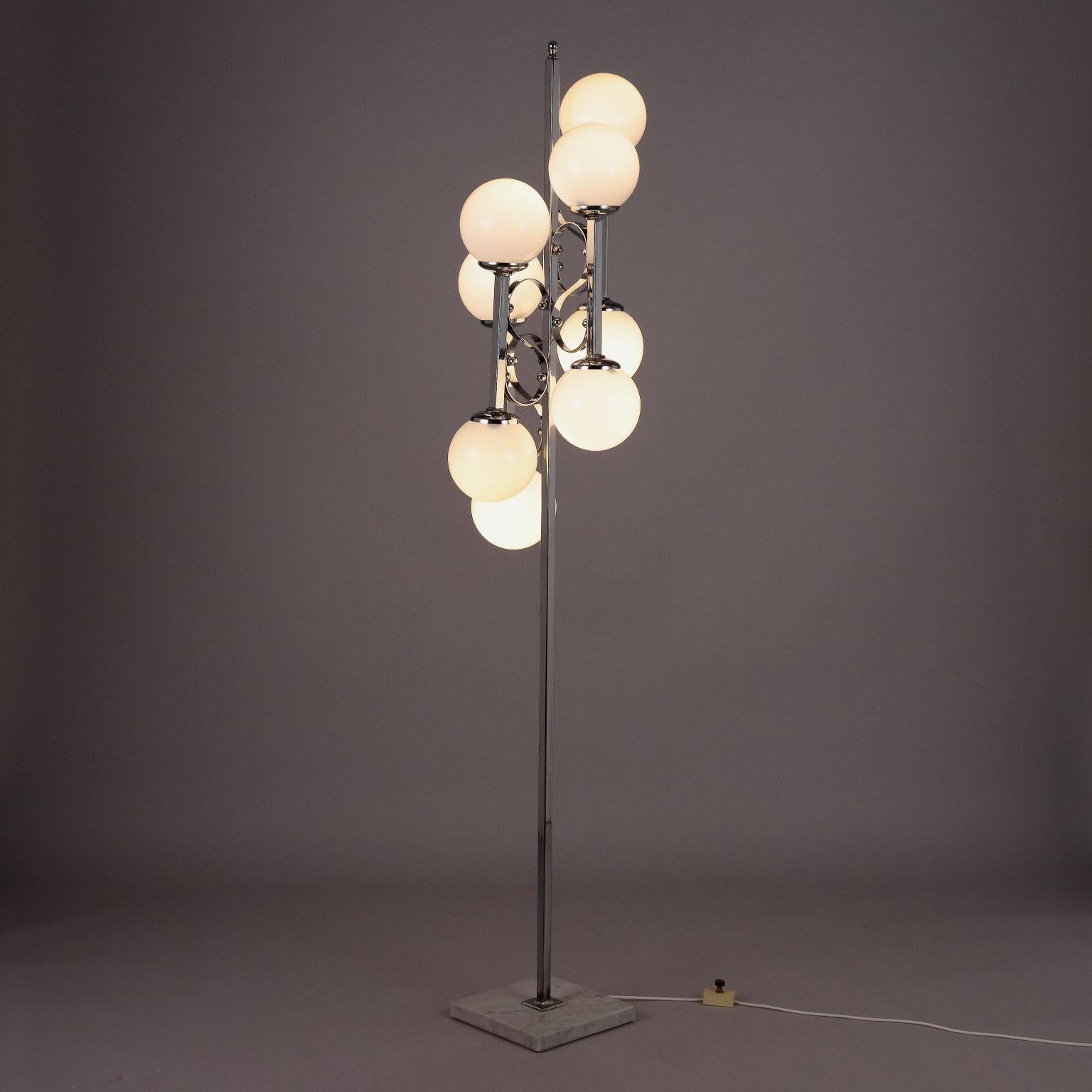 Floor lamp with 3 lighting options. Chrome metal, marble, glass bowls. Good conditions.