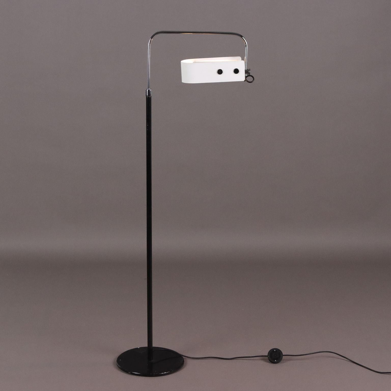 Lampada da terra ad altezza regolabile, diffusore orientabile, in metallo cromato e smaltato, alluminio smaltato. 