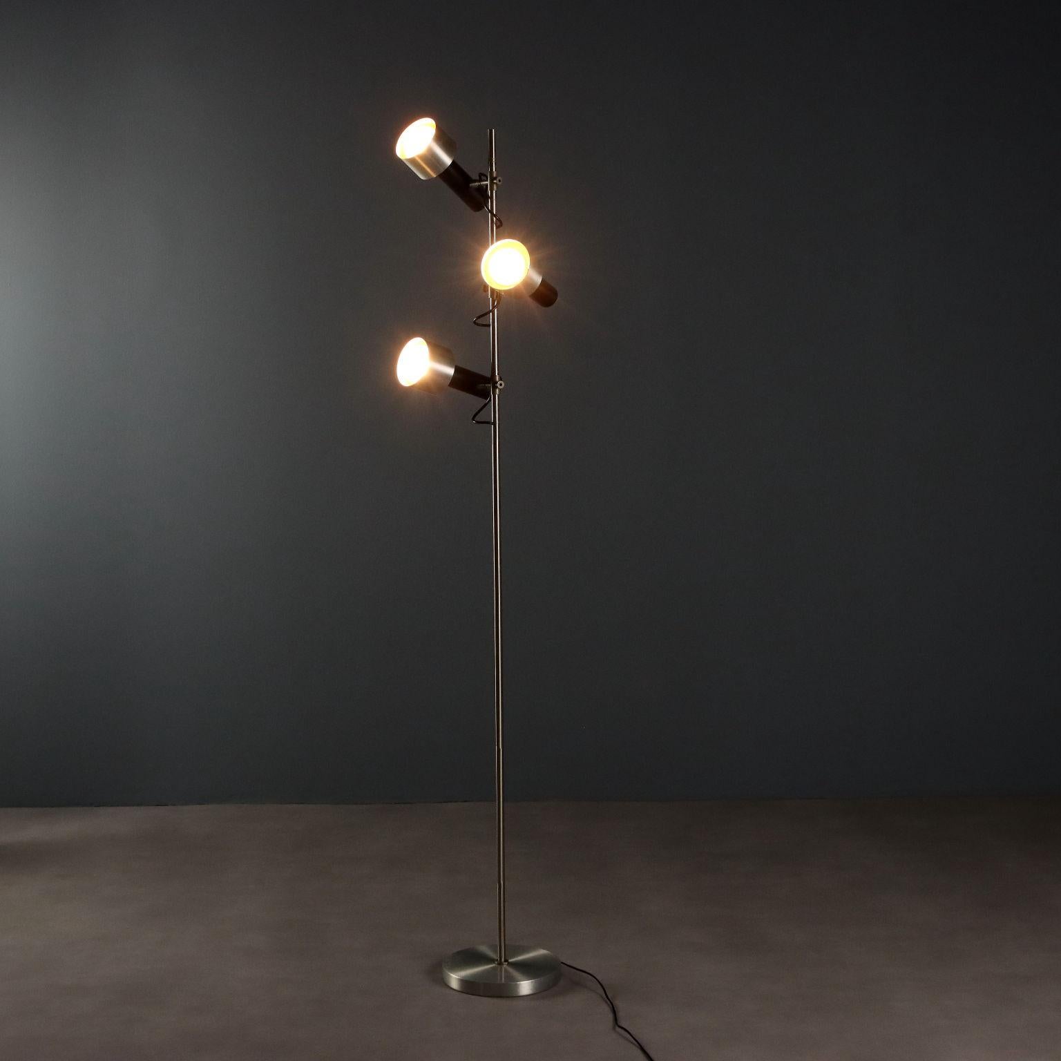 Lampada da terra vintage di manifattura italiana con tre punti ad altezza regolabile e orientabili. In alluminio spazzolato, ottone nichelato con tubo di ferro verniciato. 