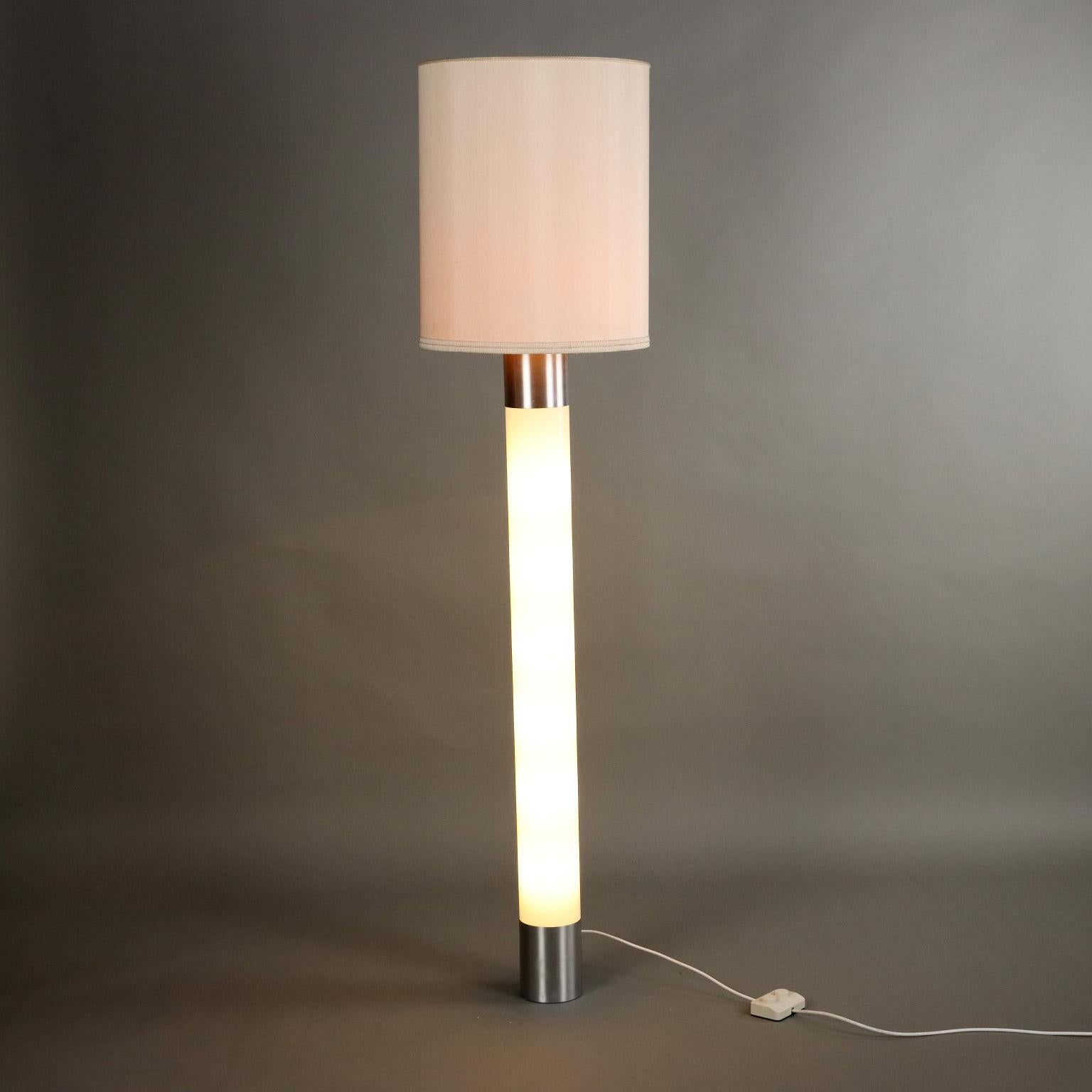 Lampada da terra vintage con base in alluminio e metacrilato che contiene una luce al neon, paralume in tessuto aggiunto a posteriori. Doppeltes Ansteigen. Buone condizioni.