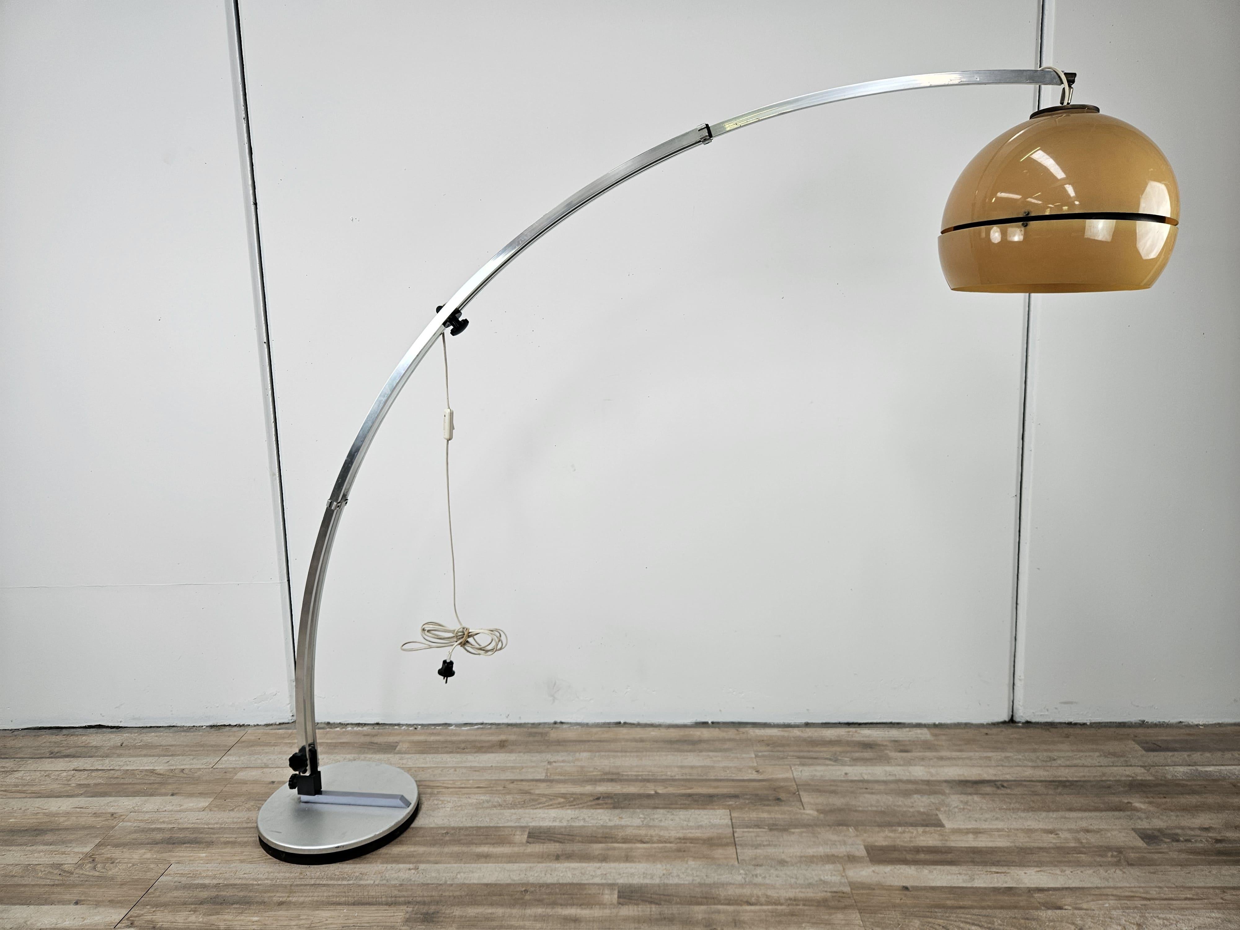 Lampadaire moderne des années 1970 avec cadre extensible en métal chromé et base en fonte.
Le plafonnier est en plastique orange divisé en deux parties et soutenu par des broches en fer. Très élégant et pittoresque.

Base D34.5cm
Plafonnier