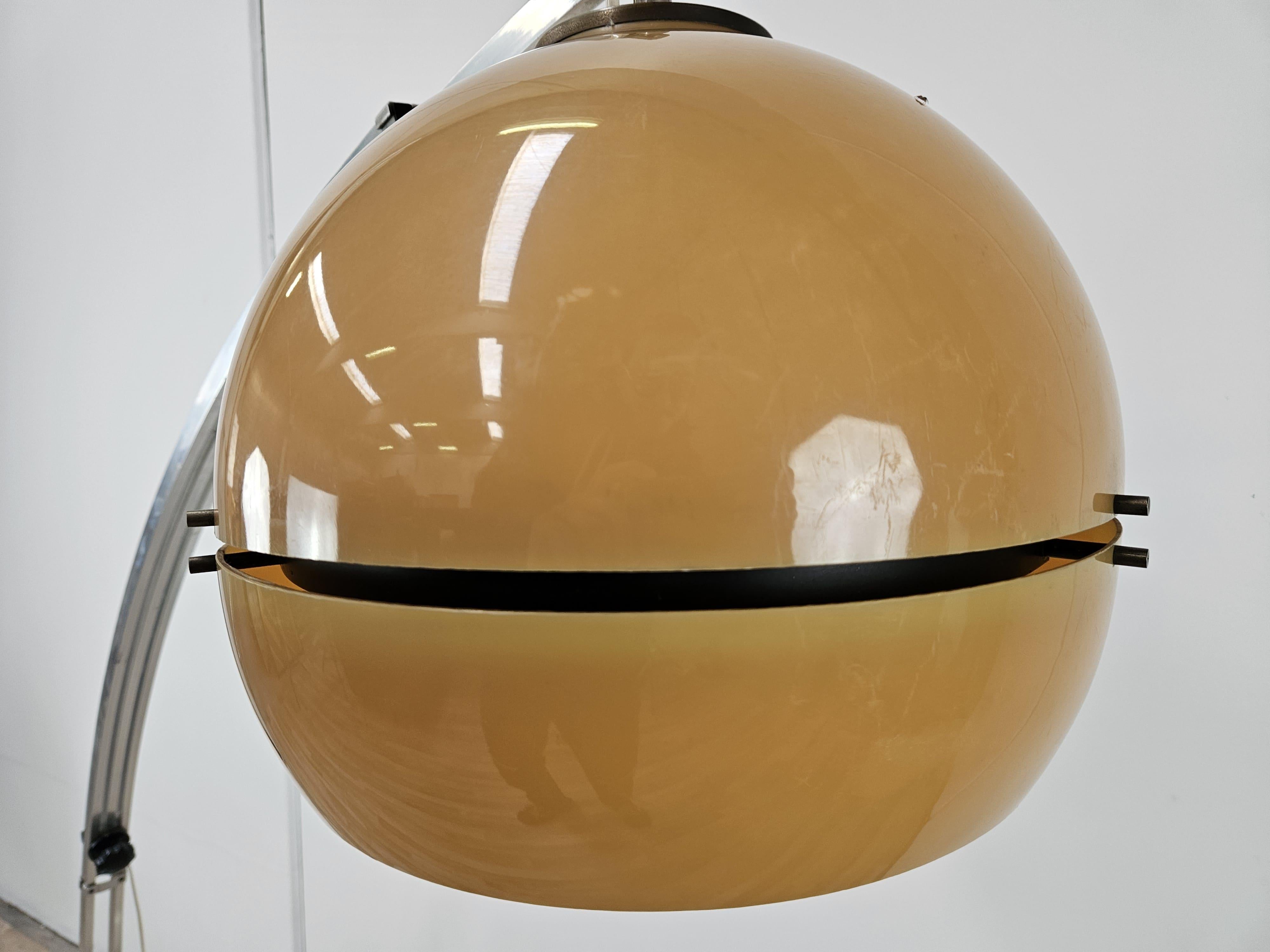 Lampadaire 70s extensible en métal chromé et plastique Bon état à Premariacco, IT