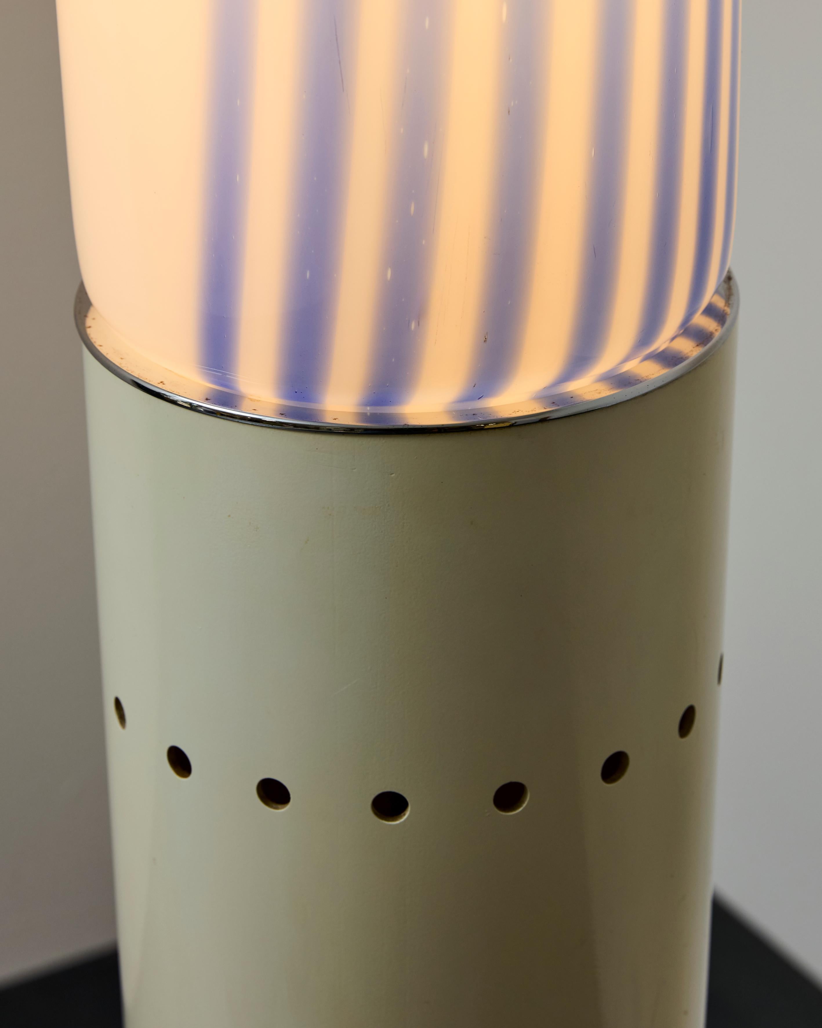 Italian Lampada da terra anni '70  bianca con vetro di Murano, Angelo Brotto per Esperia in vendita