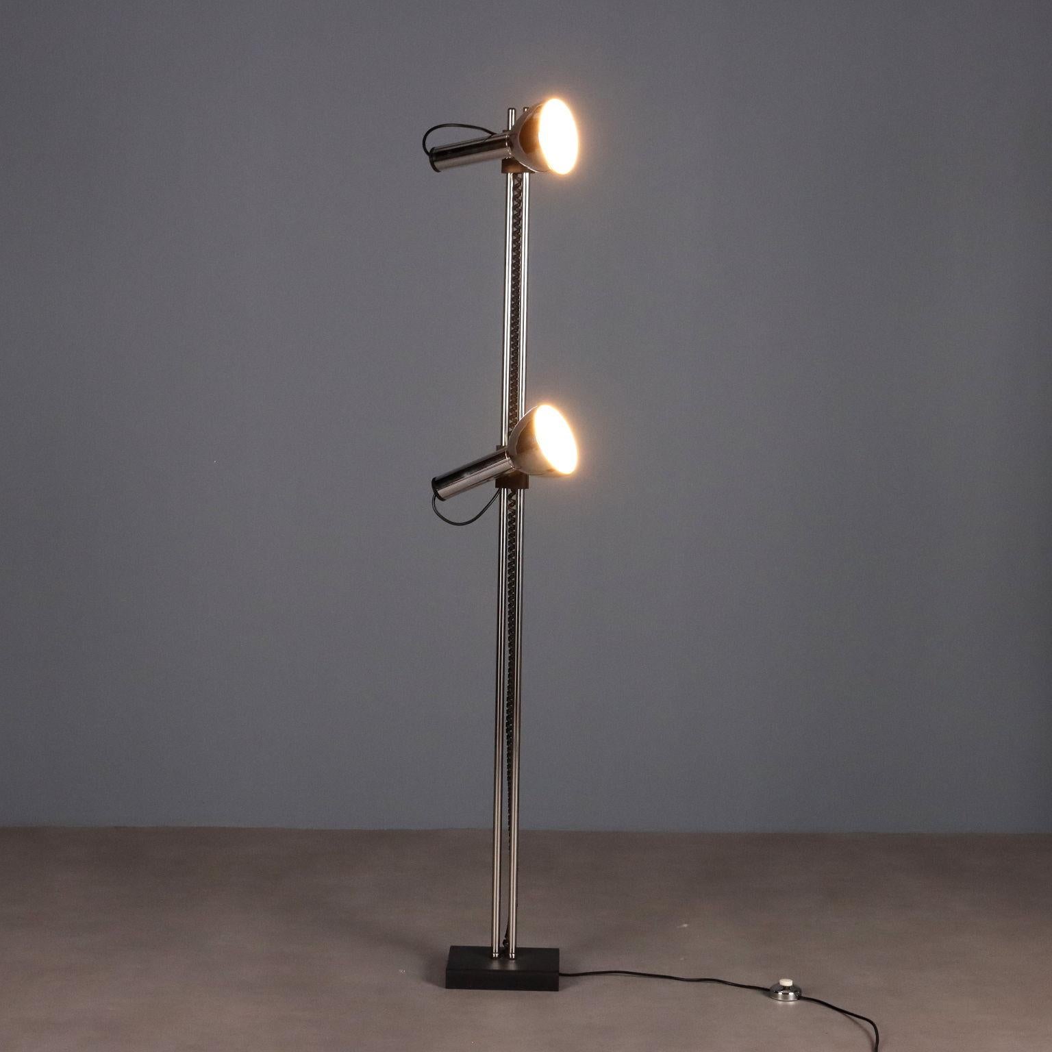 Lampe de terre à deux points de lumière orientables et réglables en hauteur en métal laqué et cromé.