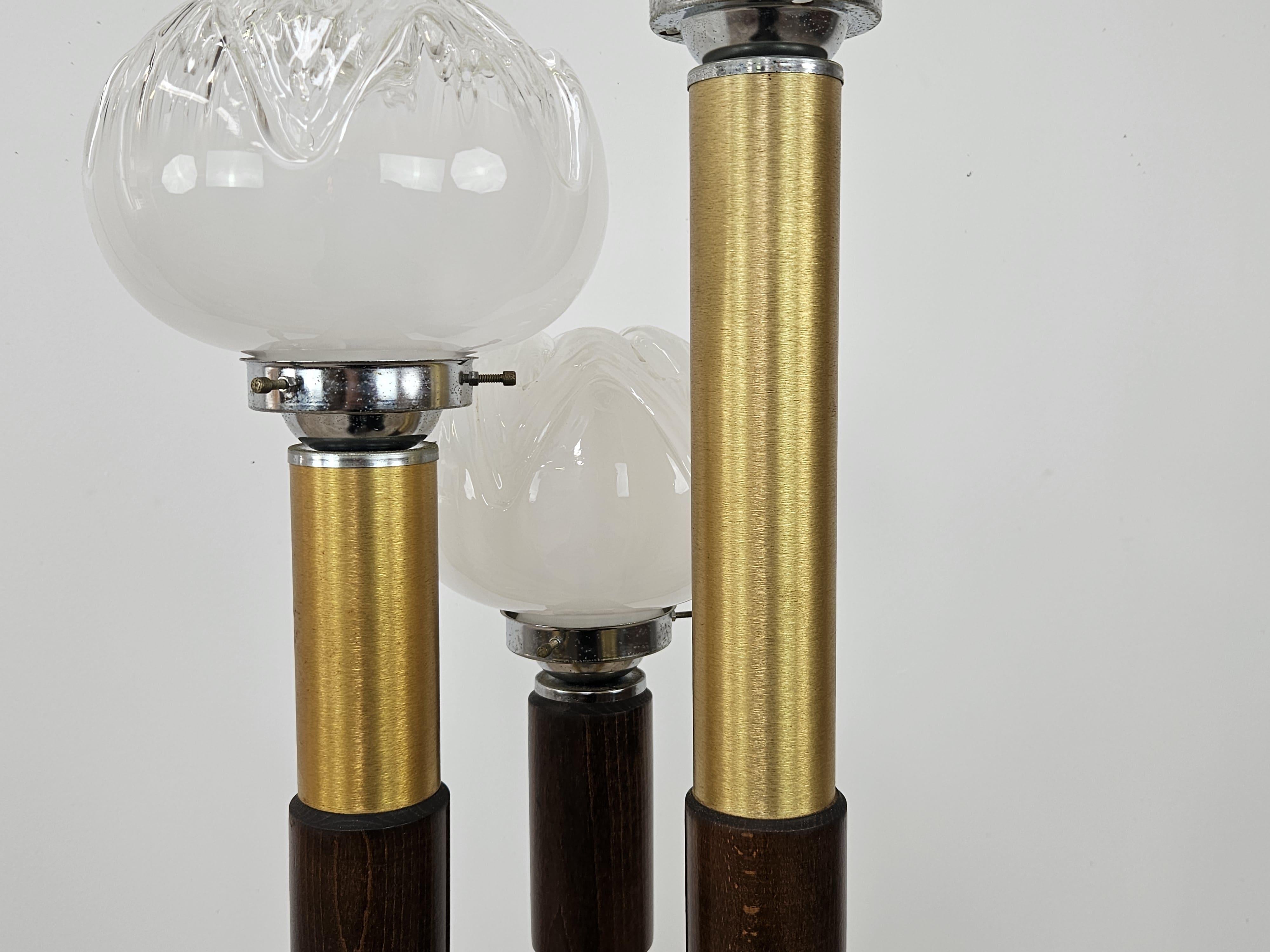 Lampadaire des années 1970 en verre de Murano, bois et métal avec 3 points lumineux en vente 4