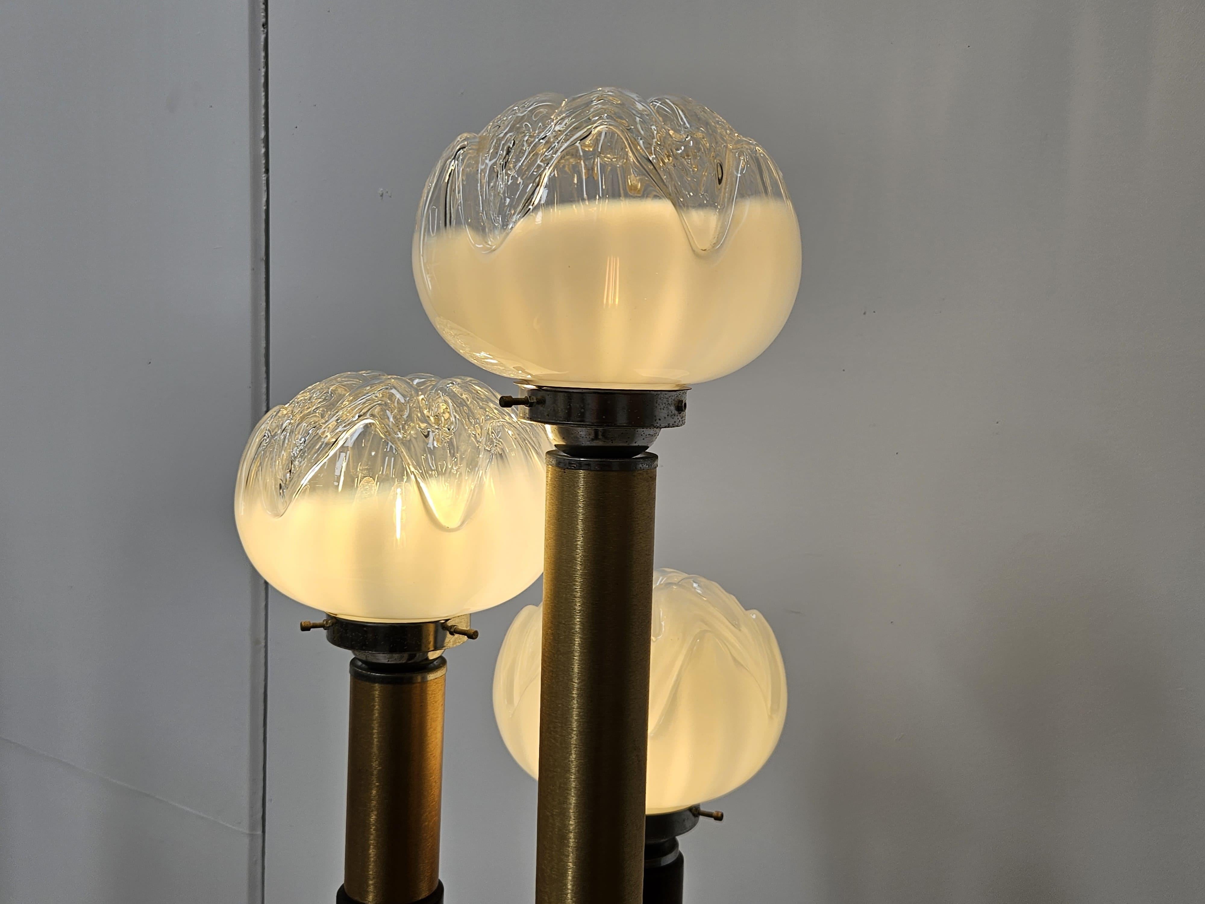 Lampadaire des années 1970 en verre de Murano, bois et métal avec 3 points lumineux en vente 13