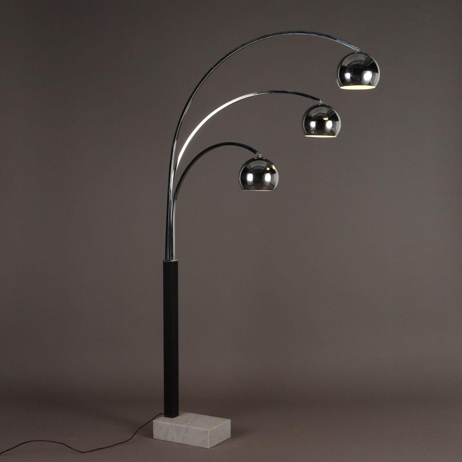 Lampadaire de fabrication italienne avec base en marbre, cadre en métal, tige en aluminium et trois points lumineux. Bon état.
