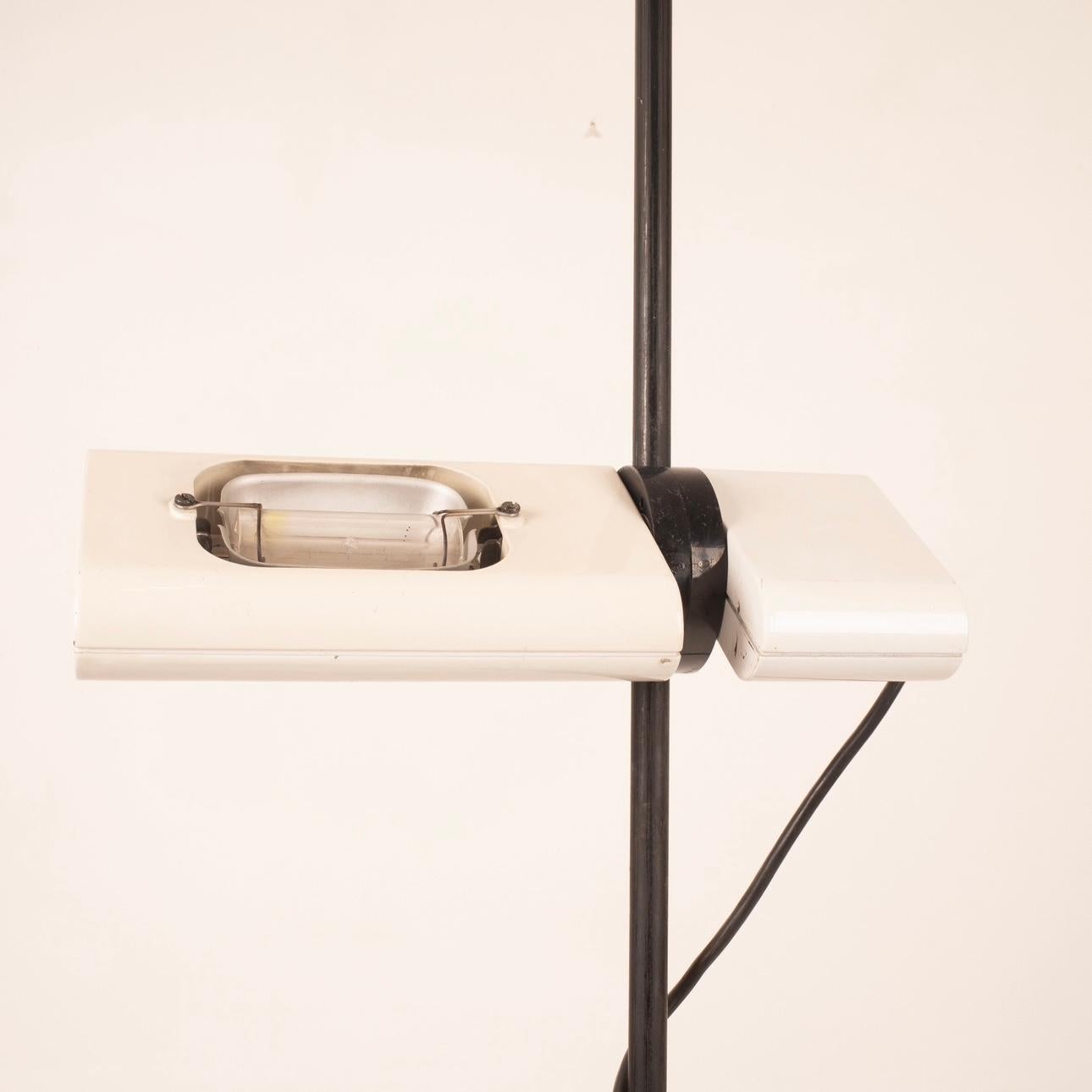Le lampadaire Aton mod. Aton, conçu par Ernesto Gismondi en 1980 pour Artemide, est un excellent exemple de design italien contemporain.
Ce lampadaire est une combinaison de forme, de fonctionnalité et d'élégance.
Avec une intensité lumineuse
