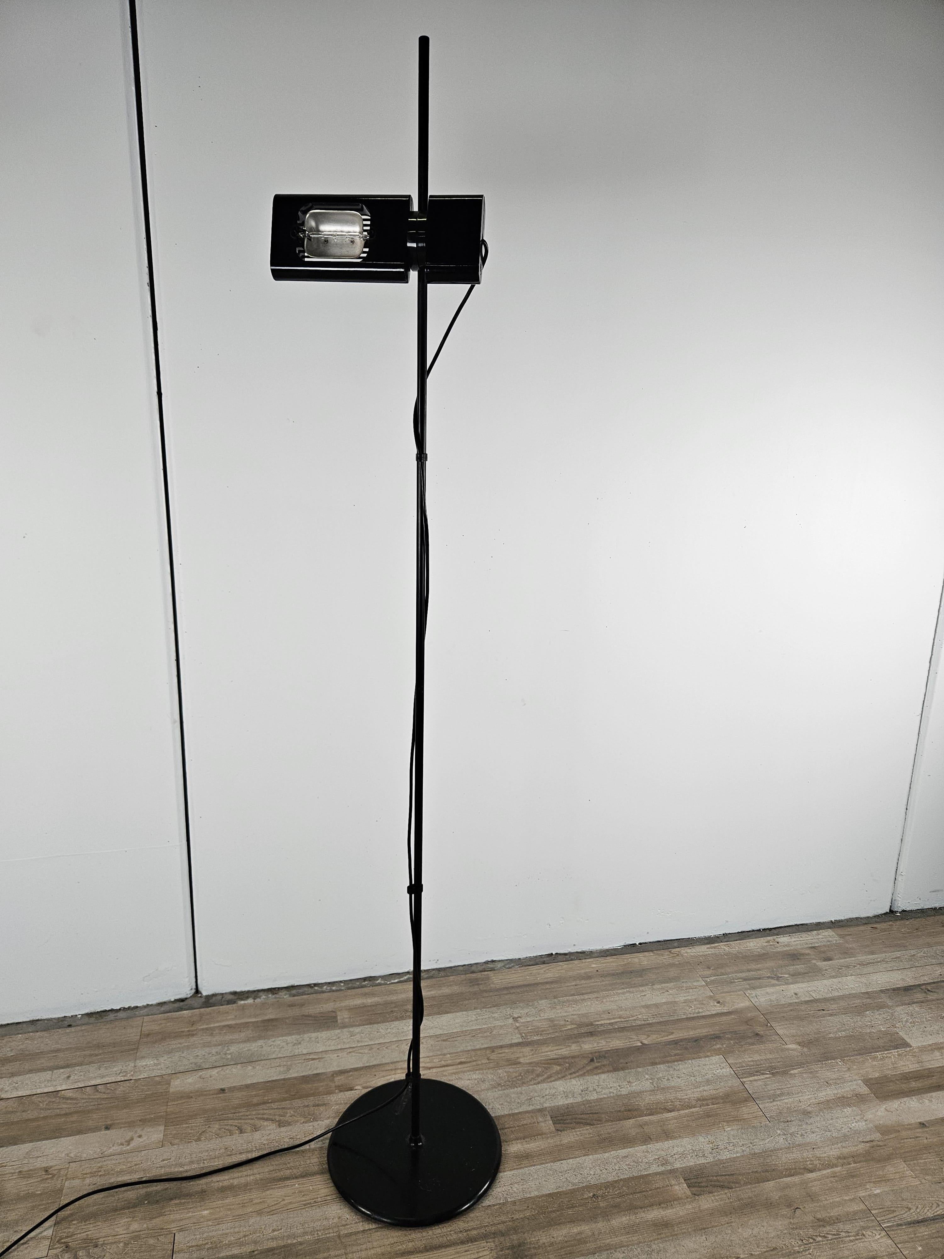 Floor lamp model Aton designed by Ernesto Gismondi in 1980 for Artemide.

Has some signs of wear, particularly at the base as shown in the photo.

Bulb NOT included.