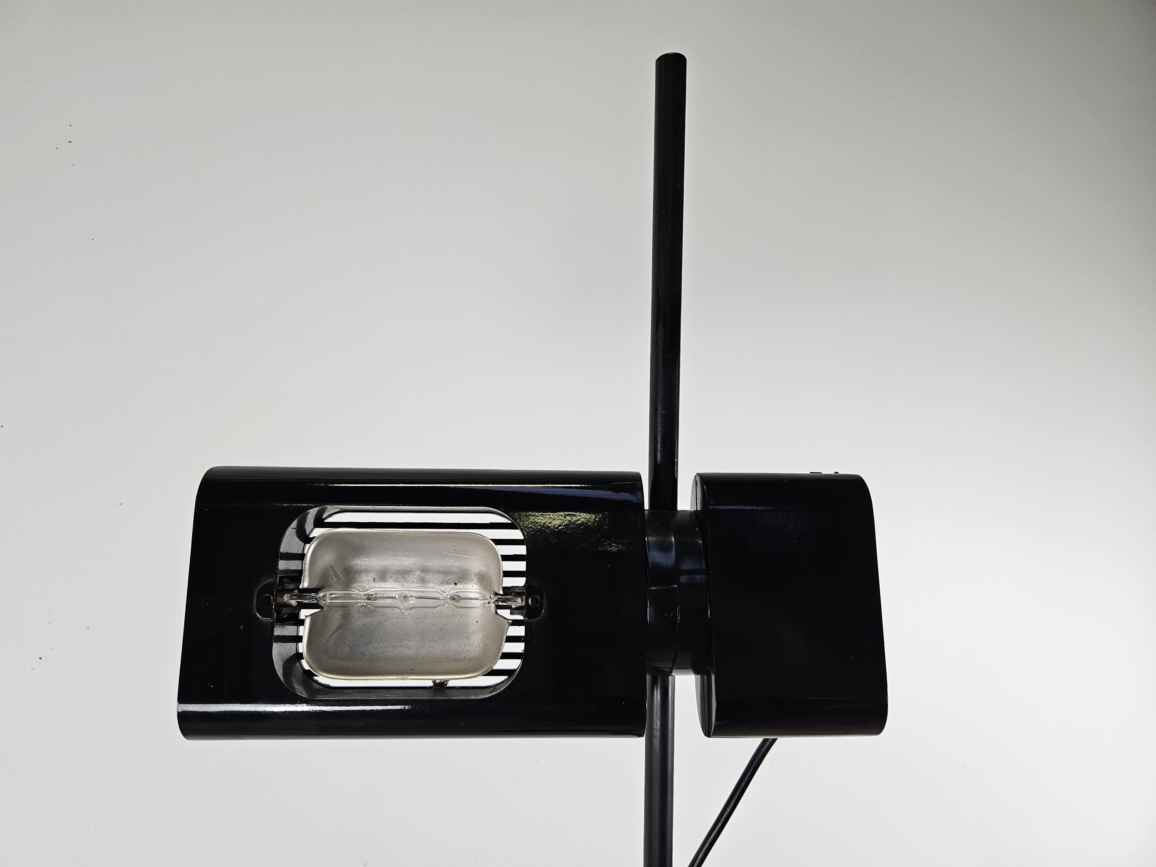 Mid-Century Modern Aton floor lamp designed by Ernesto Gismondi in 1980 for Artemide For Sale
