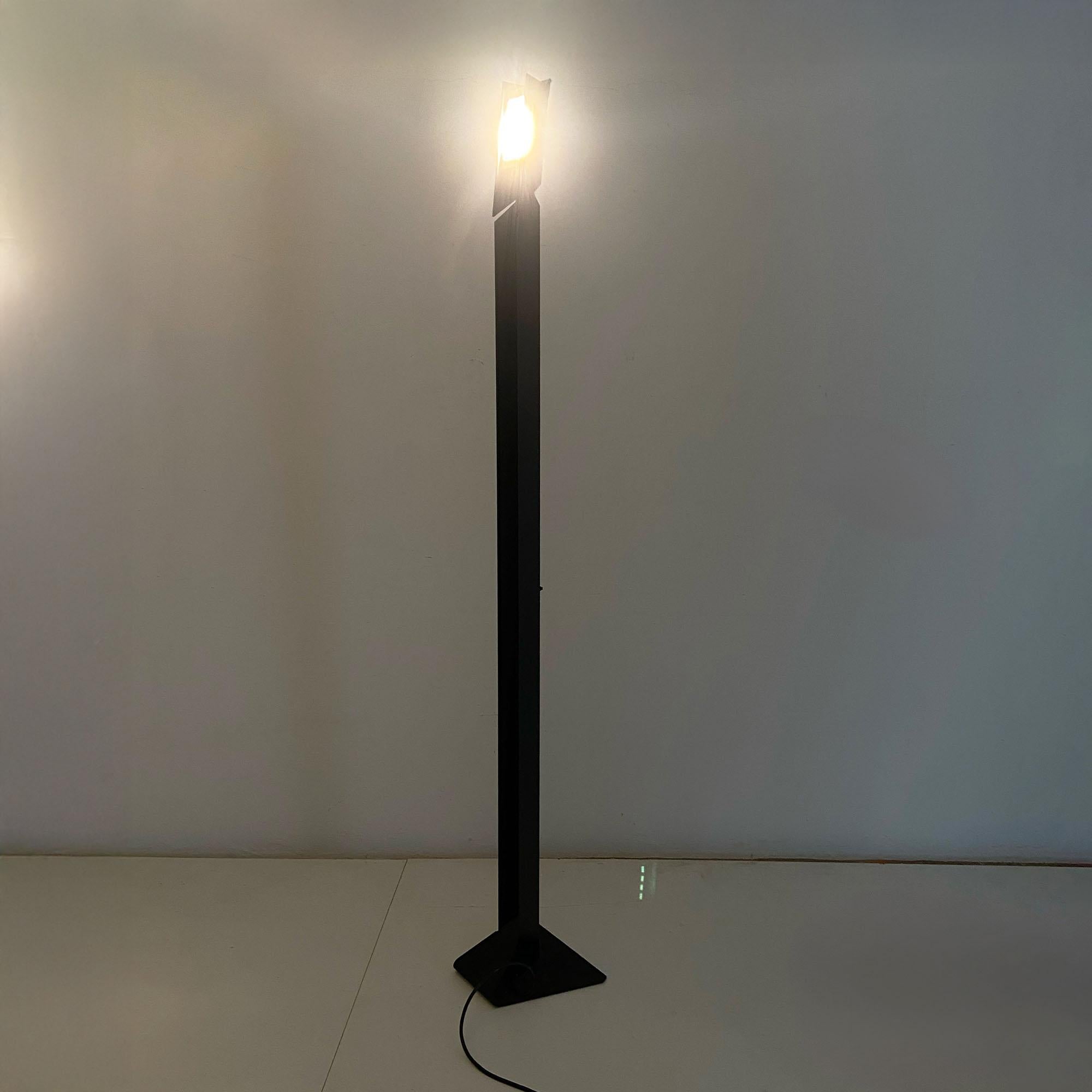Italian Lampada da terra Beam nera di Enrico Davide Bona e prodotta da Skipper, 1980 in vendita