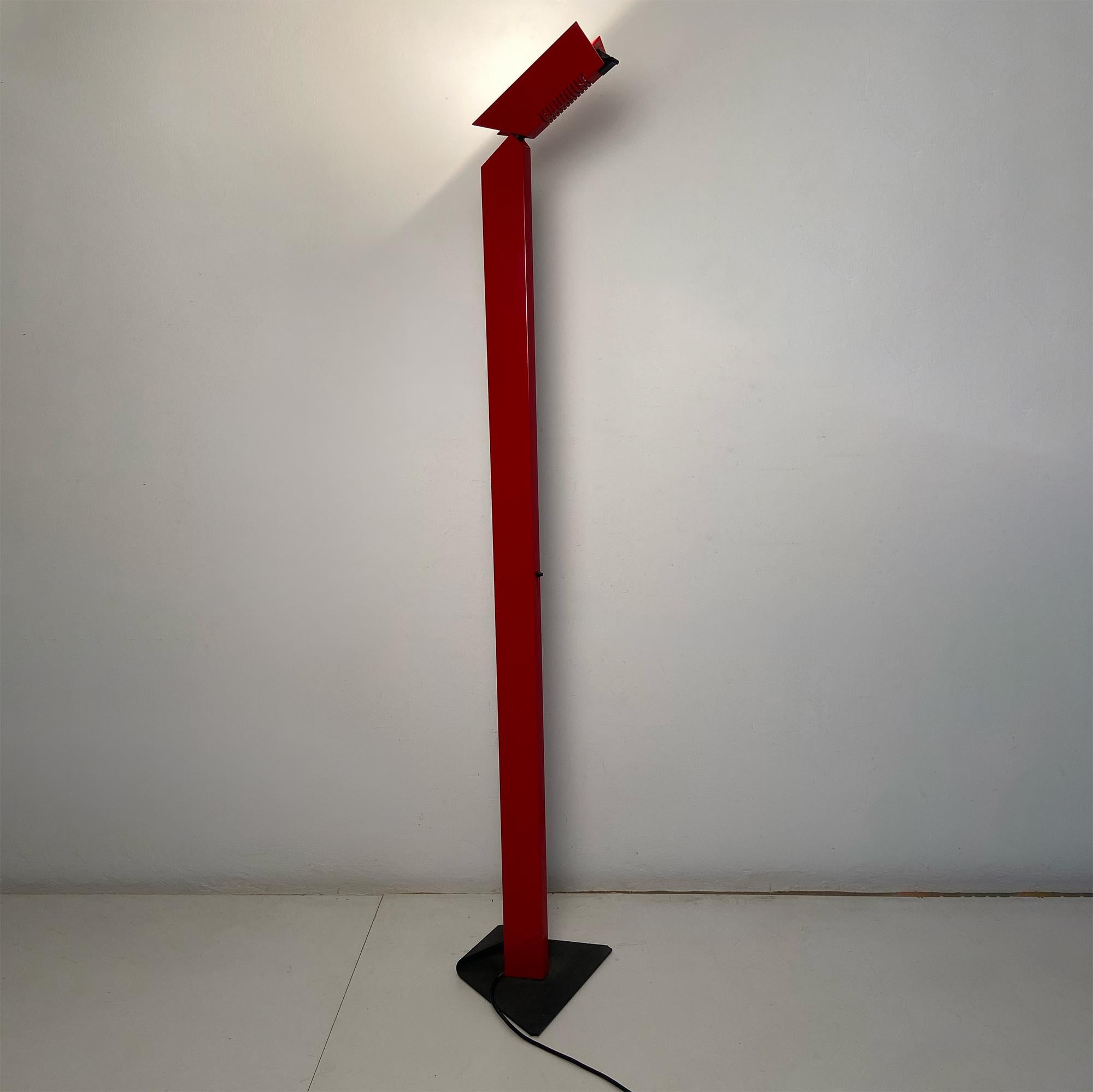 Lampada da terra Beam disegnata da Enrico Davide Bona negli anni 80 in Italia e prodotta da Skipper. Il termine inglese Beam significa “trave” e “raggio di luce”. L’estruso di alluminio funziona come una trave che può essere regolata in diverse