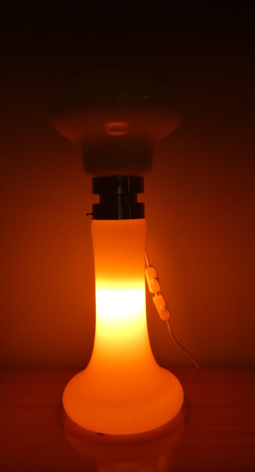 Intramontabile la lampada in vetro di Murano, disegnata da Carlo Nason per Mazzega negli anni ’60.

I due grandi diffusori in vetro opalino sono collegati al centro con un giunto in lamiera di acciaio. Nason creò vari modelli di questa lampada, in