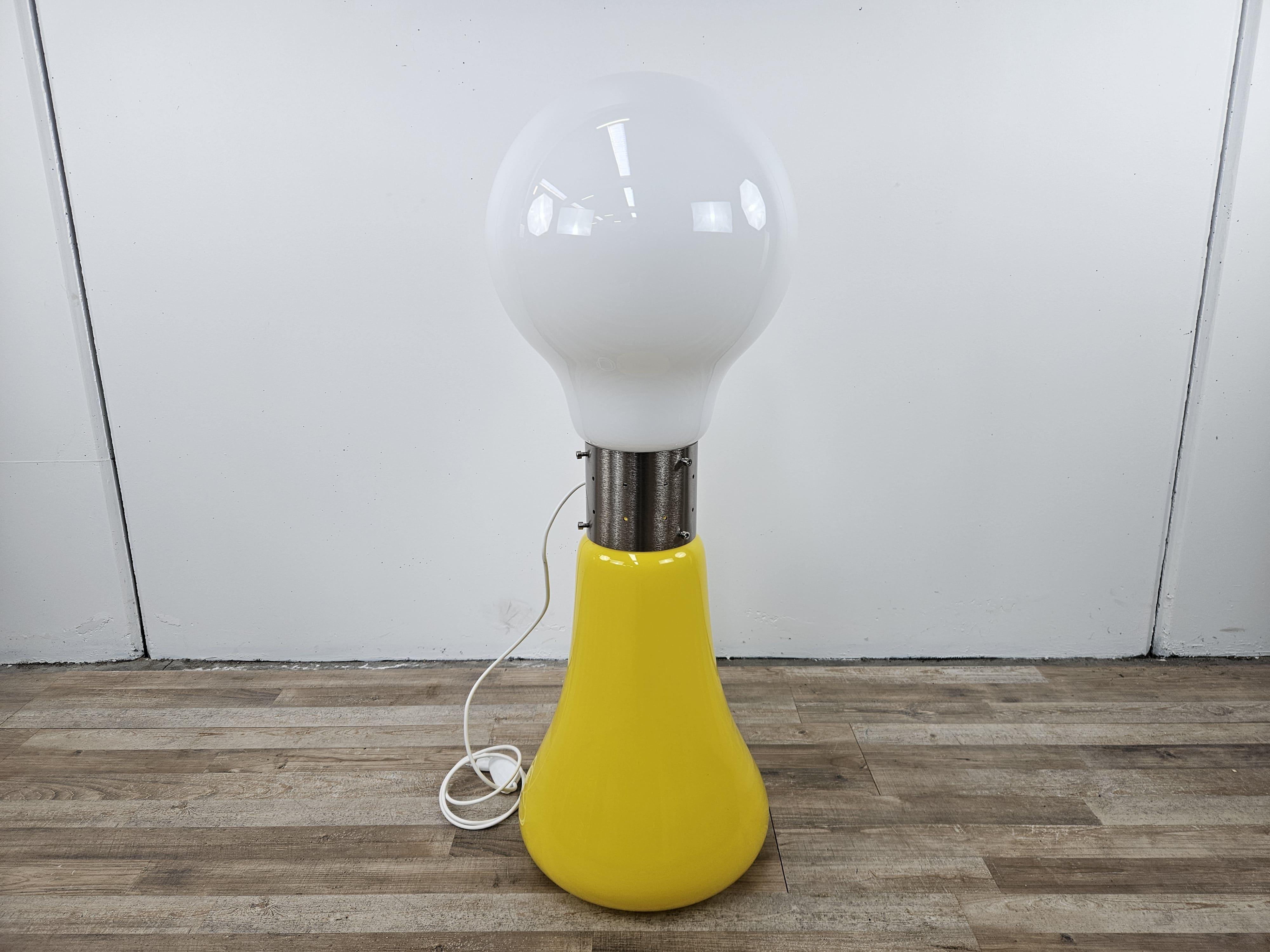 Lampada da terra disegnata da Carlo Nason negli anni '60 e prodotta da Mazzega Murano, doppio punto luce superiore e inferiore in vetro opalino bianco e giallo. 

Interruttore on/off con due posizioni di luce. 

Condizioni a dir poco ottime.