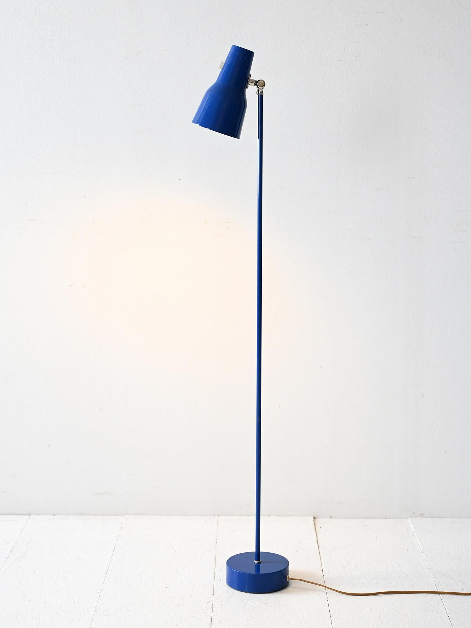 Lámpara escandinava de los años 60 en metal azul eléctrico, con pantalla orientable y cableado original.

Lámpara de pie escandinava fabricada en los años 60 por Falkenbergs Belysning. La estructura metálica está totalmente pintada en azul