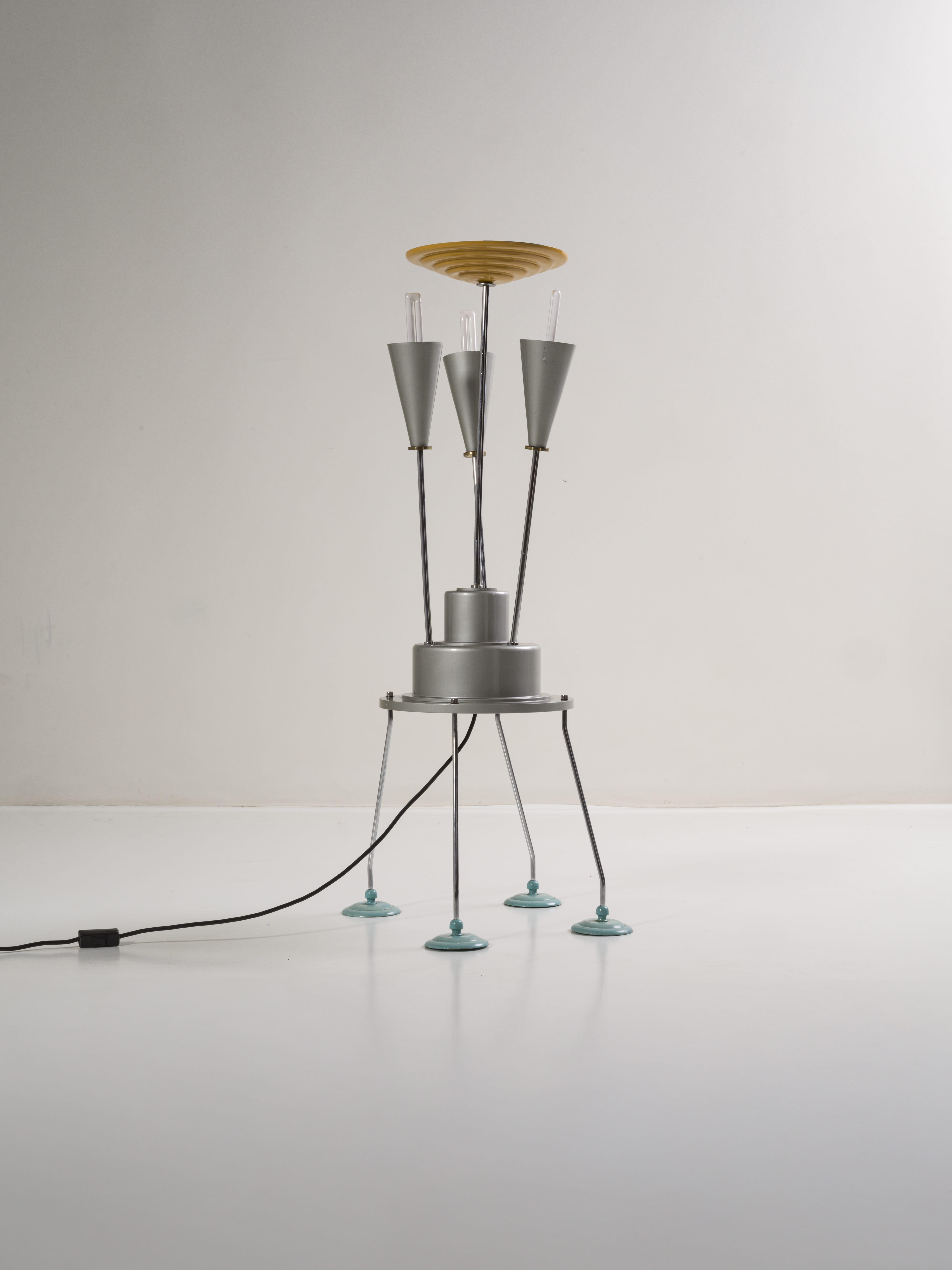 Seltene Metall-Stehleuchte Modell Cahuenga, entworfen von Peter Shire für Memphis Milano in den 1980er Jahren.
Nicht mehr in Produktion.
Es handelt sich um eine originale Memphis Milano Lampe aus den 1980er Jahren mit einem postmodernen oder