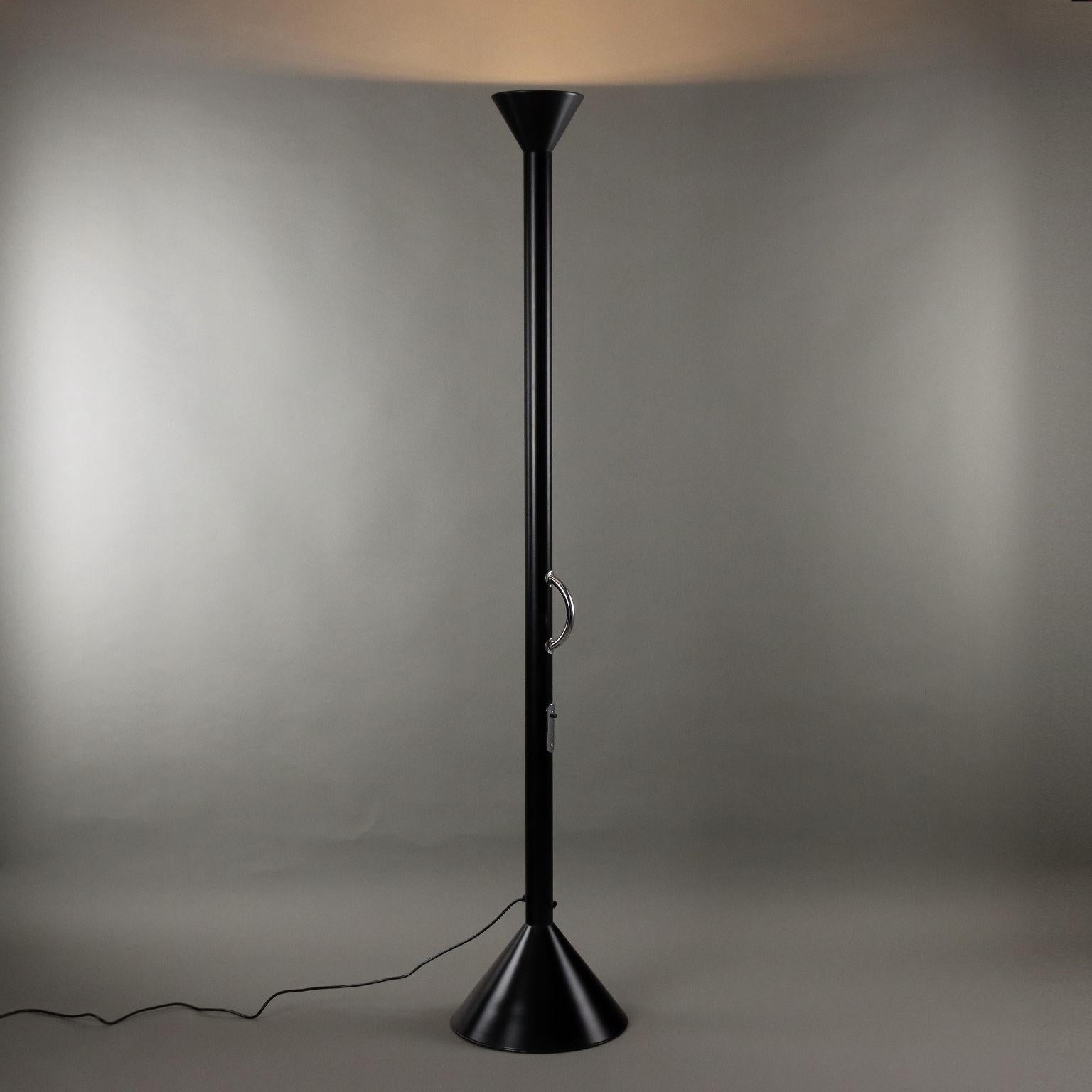 Lampada da terra anni '80 modello 'Callimaco' disegnata da Ettore Sottsass per una produzione Artemide. La lampada presenta una base e un paralume di forma conica in acciaio verniciato nero così come la struttura che ospita il dimmer e un